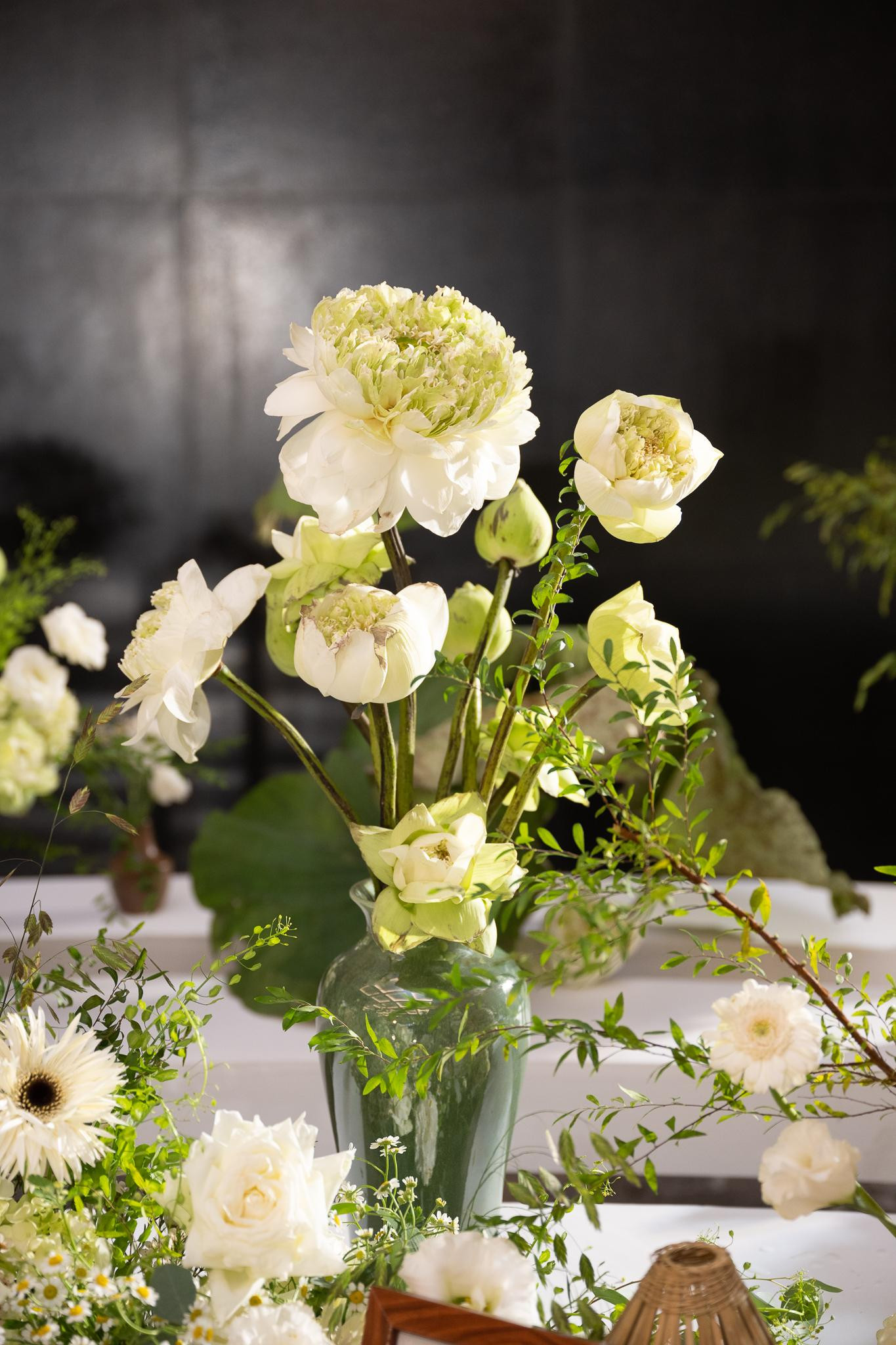 Những bông hoa sen, lúa nước được sắp xếp khéo léo, tự nhiên như một bức tranh làng quê sinh động.