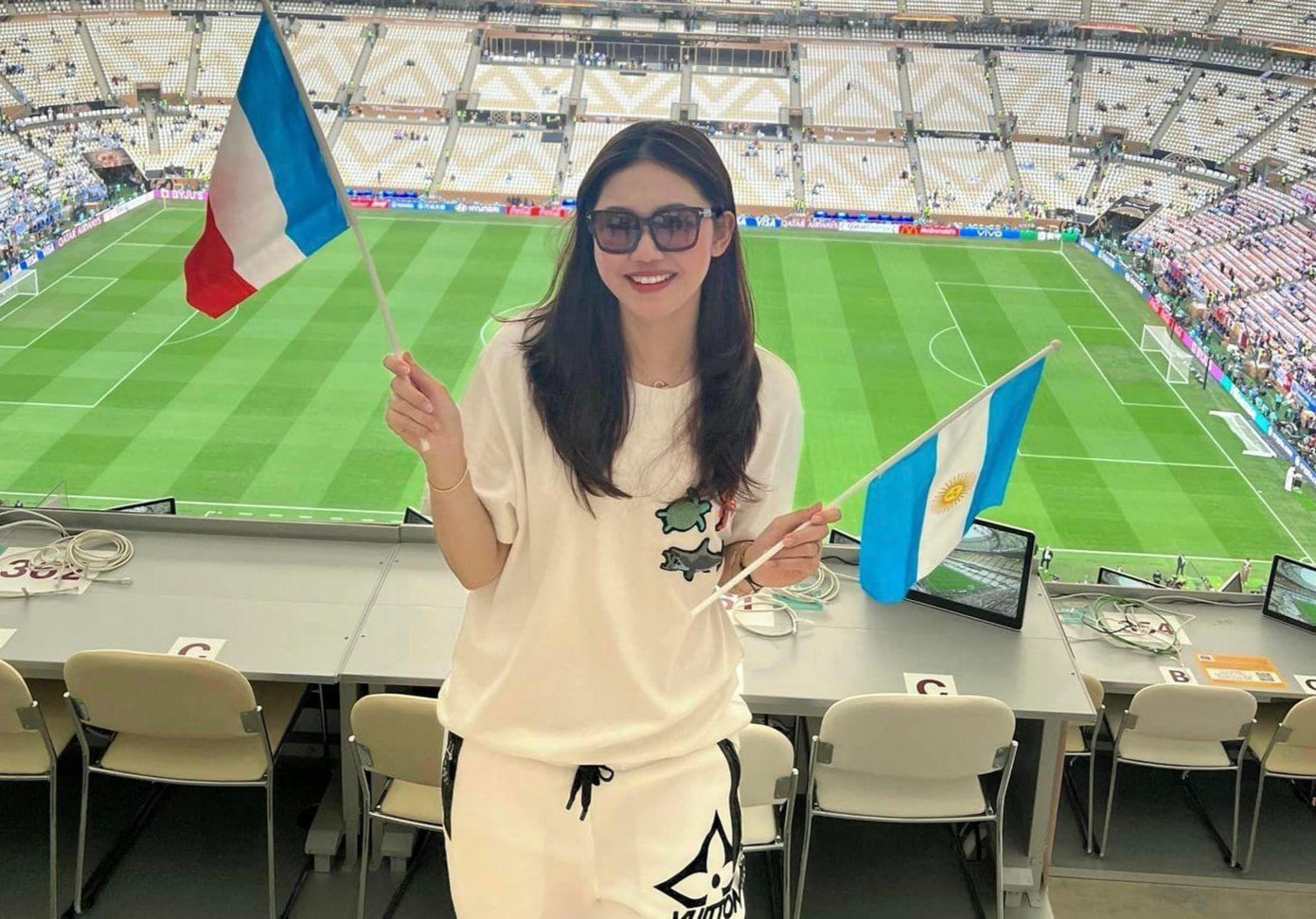 Á hậu Thanh Tú có mặt tại sân Lusail, Qatar. Ảnh: NVCC.