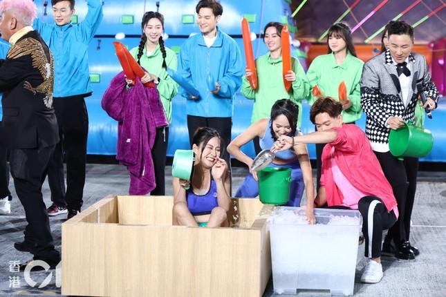 Ba người đẹp mặc áo lót và quần ngắn ngâm mình trong nước đá để kêu gọi từ thiện. Ảnh: HK01.