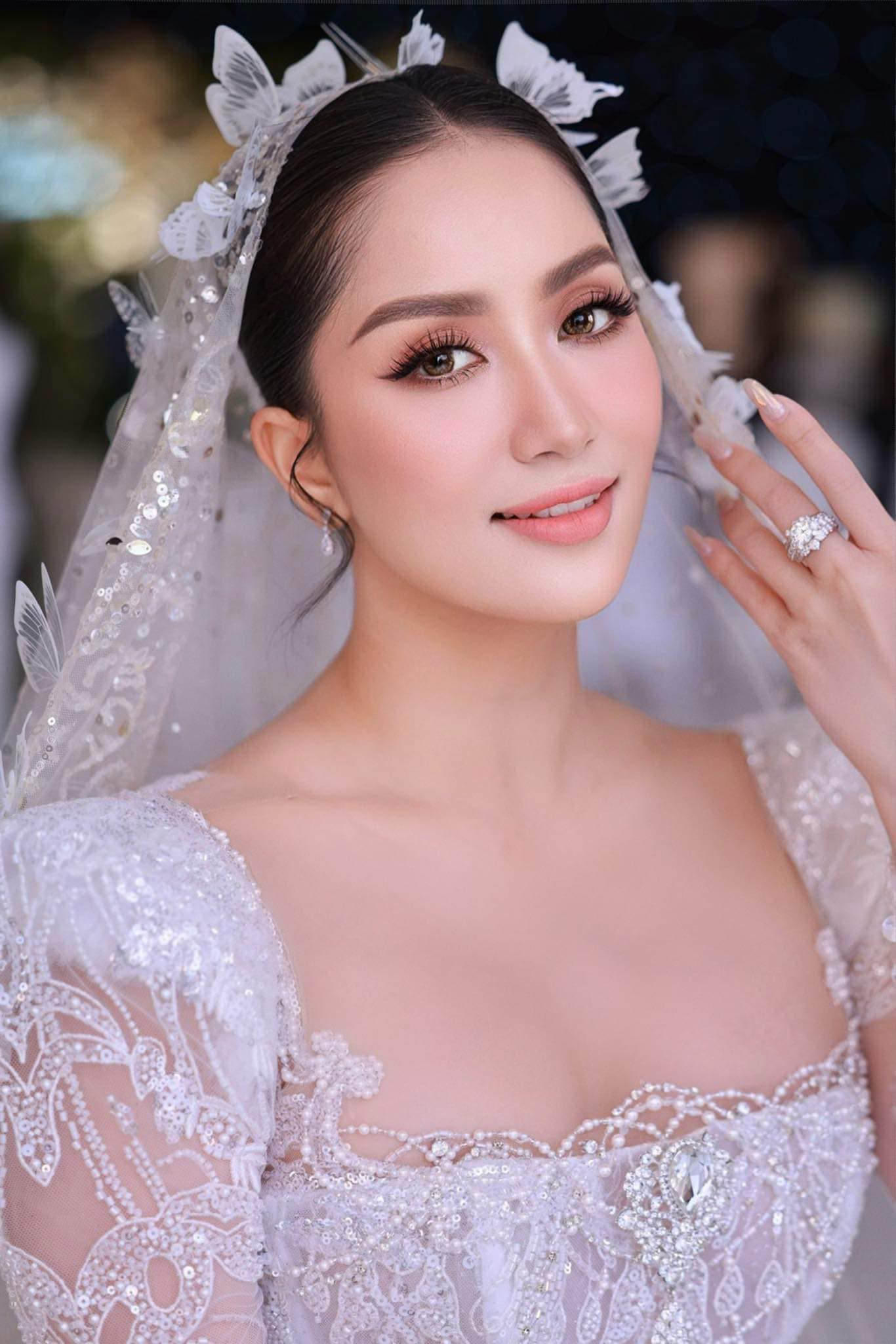 Sau 13 năm gắn bó với Phan Hiển và có 2 con chung, Khánh Thi chính thức được mặc váy cô dâu tiến vào lễ đường. Trong hôn lễ, cô nghẹn ngào chia sẻ: "Anh là người làm tổn thương em rất nhiều, em đã khóc rất nhiều nhưng tất cả những gì em yêu cầu, mong muốn anh đều làm hết. Em không muốn xa anh. Những lúc em buồn nhất anh đã luôn ở bên em, em chưa yêu một ai chiều em như anh. Ngày hôm nay tôi thật sự đã tìm thấy chồng mình". Sau 13 năm gắn bó với Phan Hiển và có 2 con chung, Khánh Thi chính thức được mặc váy cô dâu tiến vào lễ đường. Trong hôn lễ, cô nghẹn ngào chia sẻ: "Anh là người làm tổn thương em rất nhiều, em đã khóc rất nhiều nhưng tất cả những gì em yêu cầu, mong muốn anh đều làm hết. Em không muốn xa anh. Những lúc em buồn nhất anh đã luôn ở bên em, em chưa yêu một ai chiều em như anh. Ngày hôm nay tôi thật sự đã tìm thấy chồng mình".