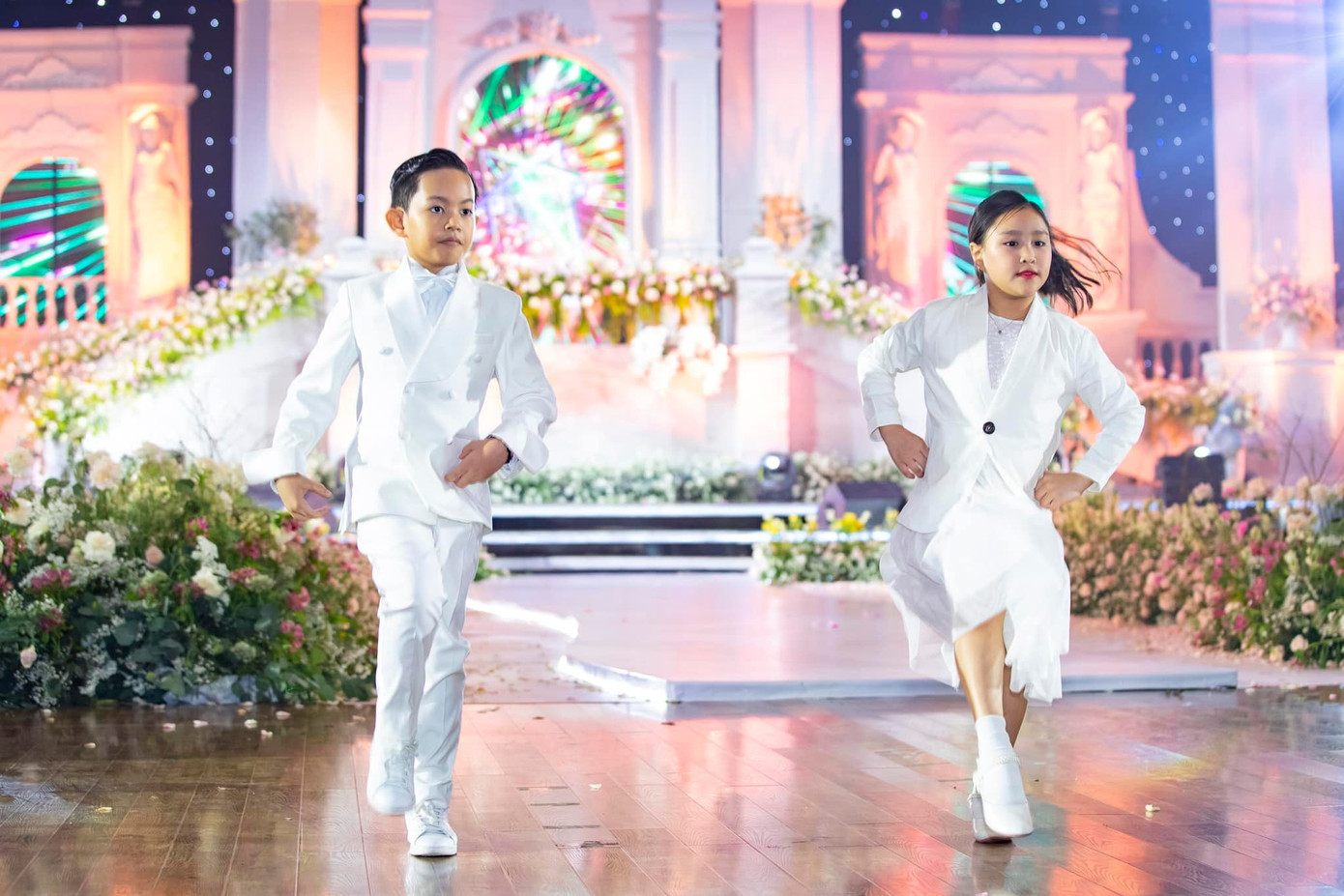 Kubi - con trai lớn của Khánh Thi và Phan Hiển góp vui bằng tiết mục nhảy sôi động Mình đi cùng nhau. Kubi được cha mẹ cho học dancesport từ năm 2 tuổi nhưng Khánh Thi khẳng định không ép con nối nghiệp. Kubi - con trai lớn của Khánh Thi và Phan Hiển góp vui bằng tiết mục nhảy sôi động Mình đi cùng nhau. Kubi được cha mẹ cho học dancesport từ năm 2 tuổi nhưng Khánh Thi khẳng định không ép con nối nghiệp.