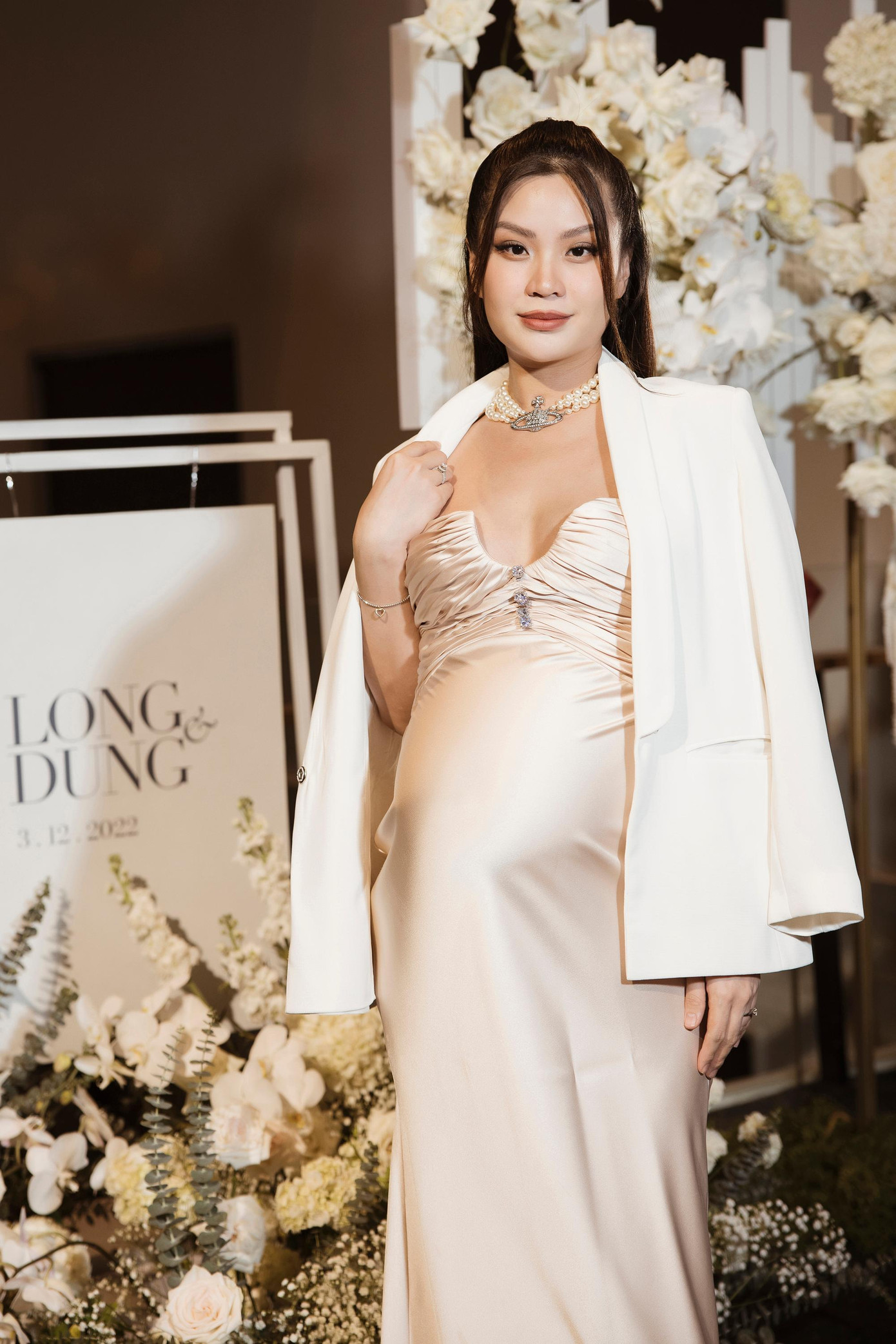 Dù đang ở những tháng cuối của thai kỳ, Á hậu Diễm Trang vẫn có mặt để chúc phúc đàn em. Trước đó, cô ra Hà Nội dự đám cưới Á hậu Phương Nga và Hoa hậu Đỗ Mỹ Linh.