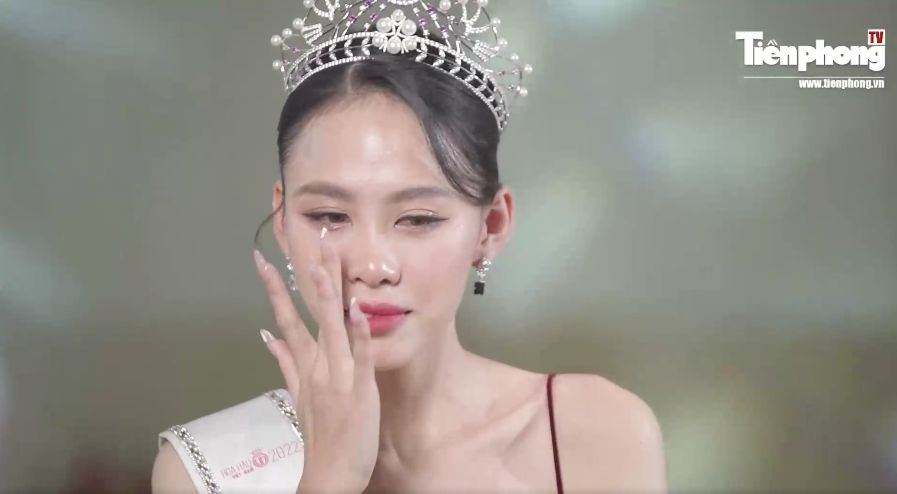 Á hậu Ngọc Hằng xúc động khi chia sẻ về mẹ. Á hậu Ngọc Hằng xúc động khi chia sẻ về mẹ.