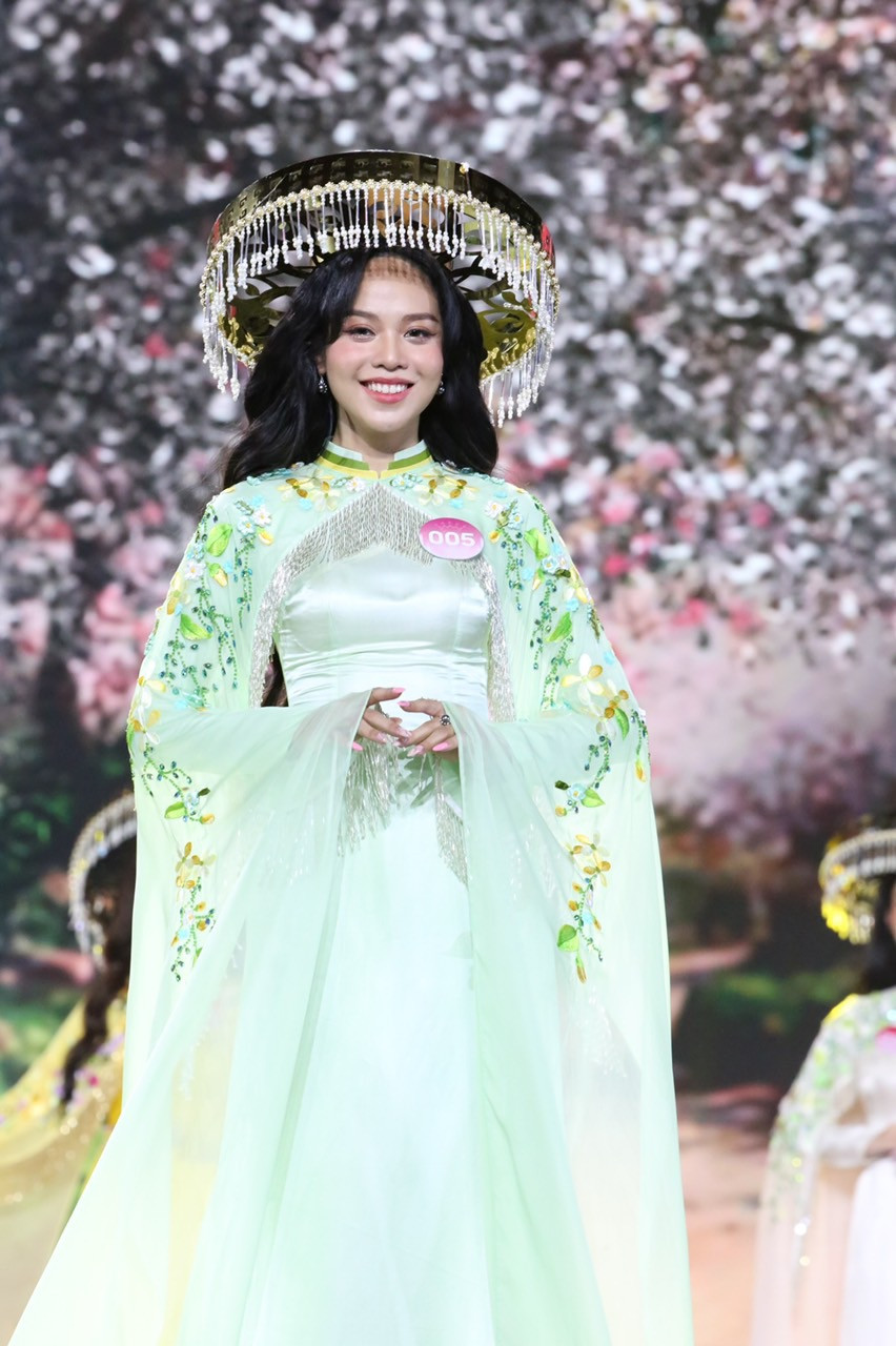 Huỳnh Thị Thanh Thủy (SBD 005) và thí sinh Nguyễn Ngọc Tường Vi (SBD 335).