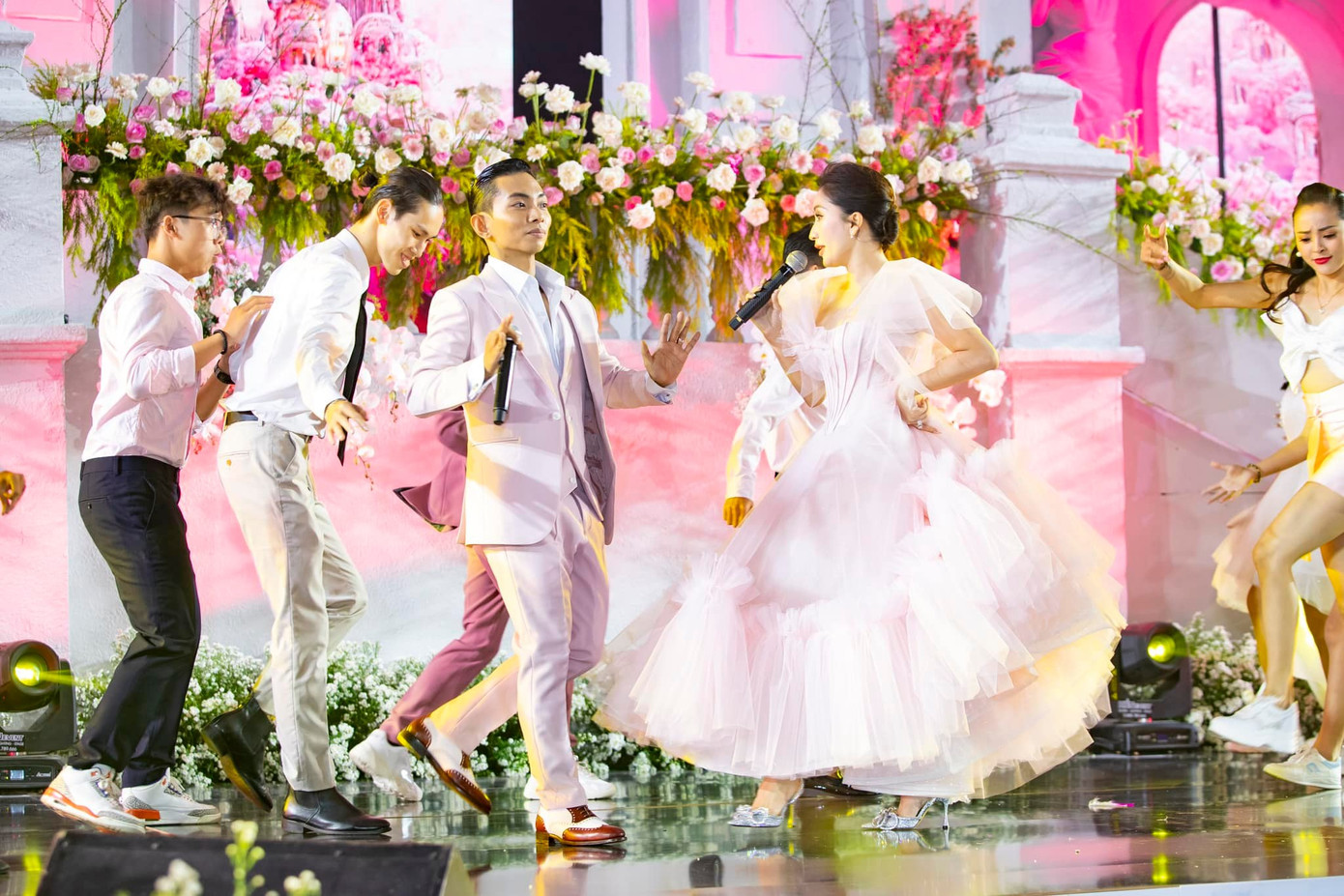 Tối 22/12, đám cưới Khánh Thi và Phan Hiển diễn ra tại một khách sạn ở TP.HCM. Sau phần nghi thức truyền thống, cặp đôi cùng các khách mời chơi trò chơi, hát và khiêu vũ. Tối 22/12, đám cưới Khánh Thi và Phan Hiển diễn ra tại một khách sạn ở TP.HCM. Sau phần nghi thức truyền thống, cặp đôi cùng các khách mời chơi trò chơi, hát và khiêu vũ.