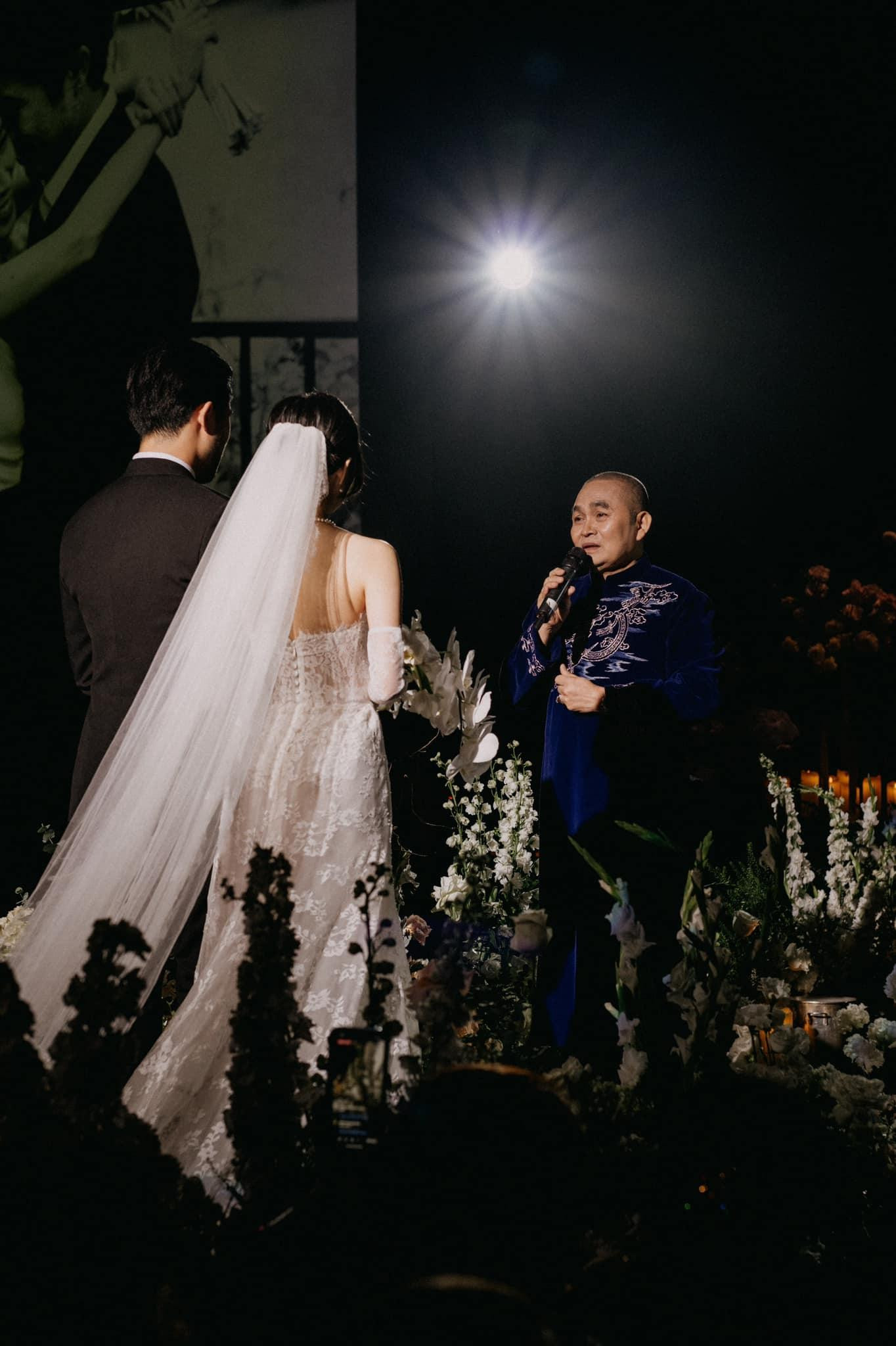 Danh hài Xuân Hinh dặn dò hai con trong tiệc cưới. Ảnh: NVCC.