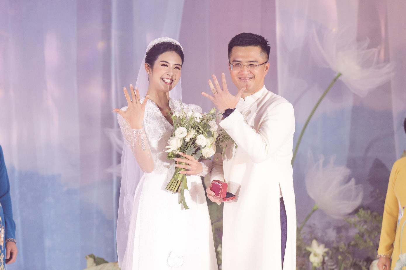 Ngọc Hân mặc áo dài lên lễ đường. Cô chia sẻ ý định này trước khi hôn lễ diễn ra. Tất cả trang phục của cặp đôi trong lễ ăn hỏi và tiệc cưới đều do Ngọc Hân thiết kế và may. Ngọc Hân mặc áo dài lên lễ đường. Cô chia sẻ ý định này trước khi hôn lễ diễn ra. Tất cả trang phục của cặp đôi trong lễ ăn hỏi và tiệc cưới đều do Ngọc Hân thiết kế và may.