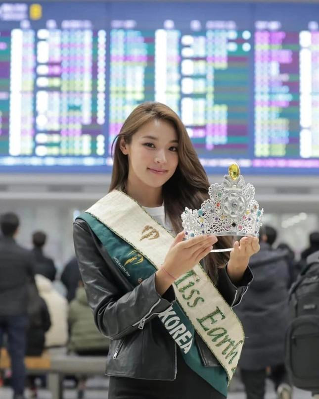 Hoa hậu Trái Đất 2022 Mina Sue Choi về nước sau khi đăng quang. Ảnh: Miss Earth.