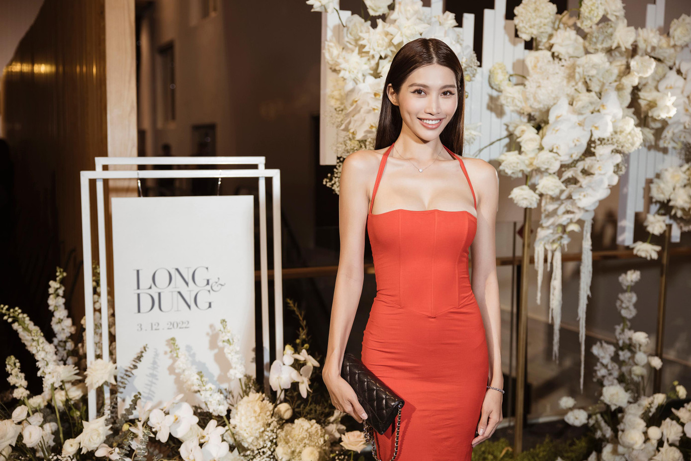 Á hậu Quỳnh Châu xuất hiện rạng rỡ trong thiết kế hai dây màu cam, khoe trọn body nóng bỏng.