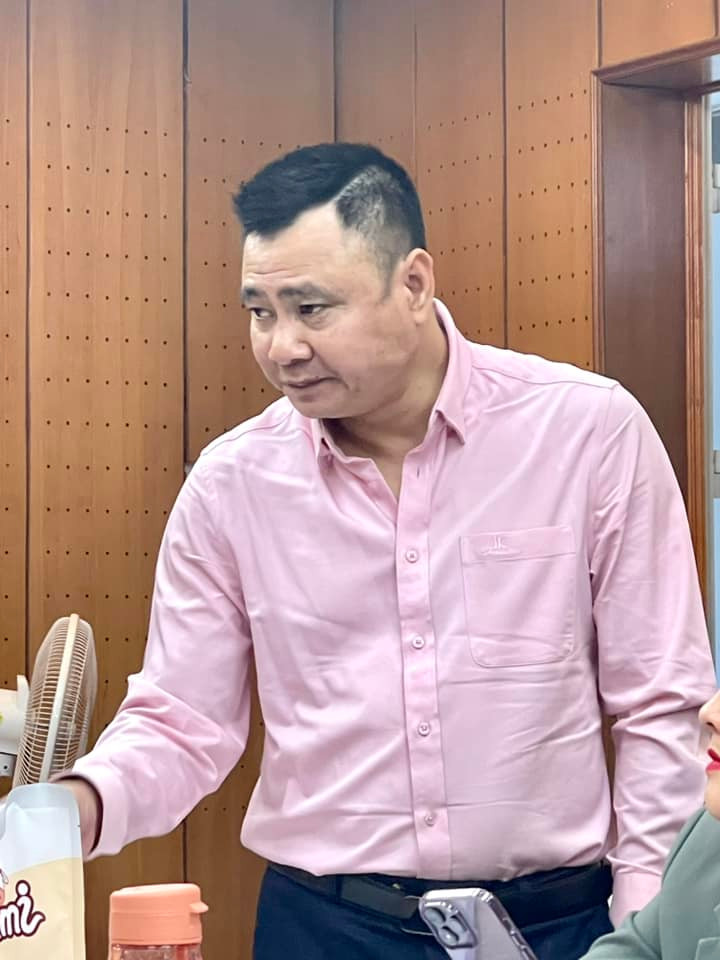 Hình ảnh nghệ sĩ Vân Dung và Tự Long ở hậu trường Táo quân 2023. Hình ảnh nghệ sĩ Vân Dung và Tự Long ở hậu trường Táo quân 2023.