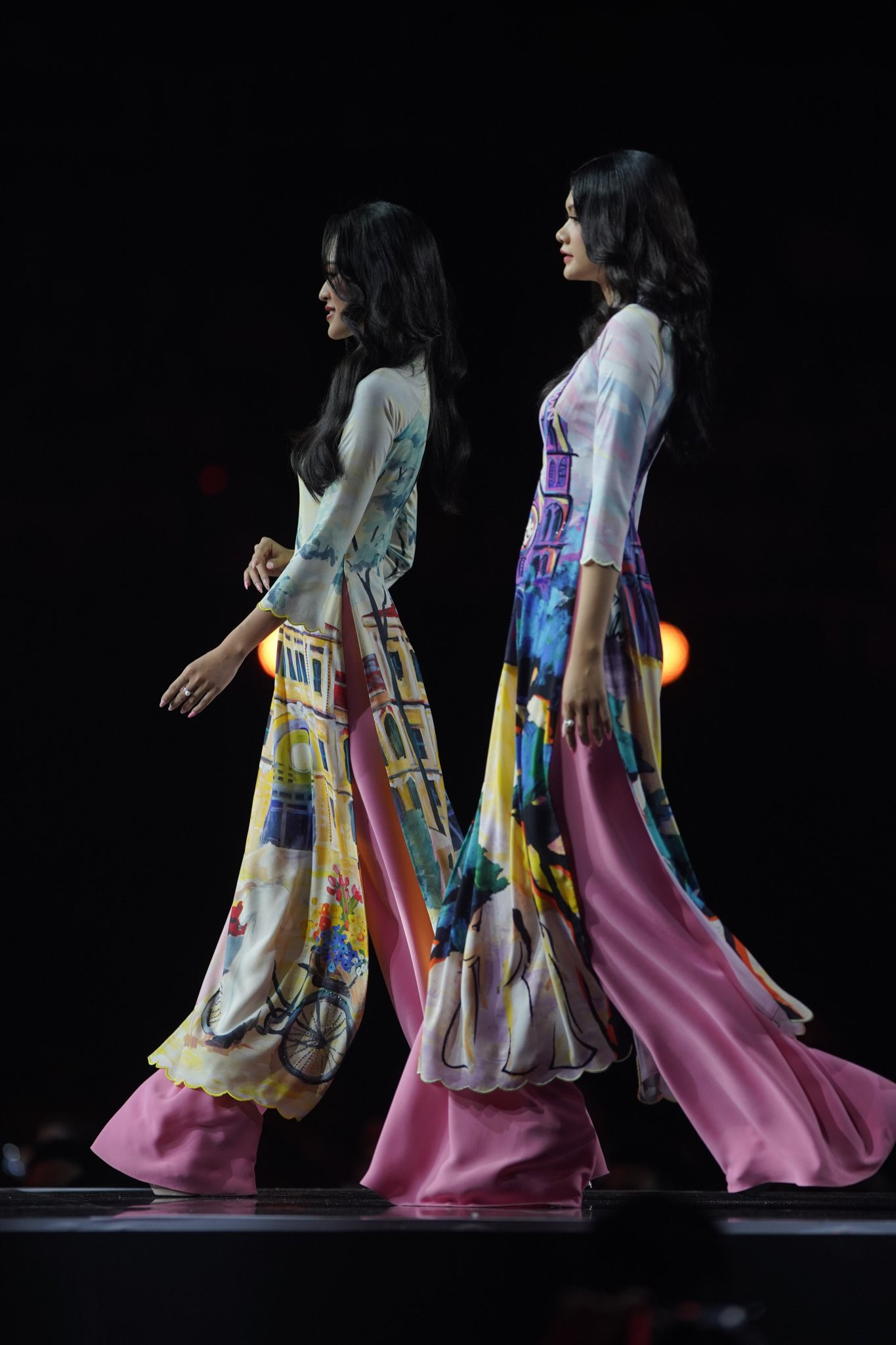 Các thiết kế áo dài của NTK Đinh Văn Thơ mang tên Việt Nam tôi ứng dụng kỹ thuật vẽ tay trên chất liệu vải, mô phỏng lại các công trình mang đậm dấu ấn văn hóa, lịch sử. Nhà thiết kế đã tạo nên bức tranh sinh động về một Việt Nam giàu bản sắc.