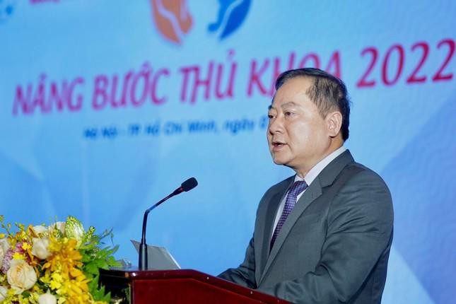 Nhà báo Lê Xuân Sơn - Tổng Biên tập báo Tiền Phong, Giám đốc Quỹ Hỗ trợ tài năng trẻ Việt Nam, Trưởng Ban tổ chức chương trình "Nâng bước thủ khoa". Nhà báo Lê Xuân Sơn - Tổng Biên tập báo Tiền Phong, Giám đốc Quỹ Hỗ trợ tài năng trẻ Việt Nam, Trưởng Ban tổ chức chương trình "Nâng bước thủ khoa".