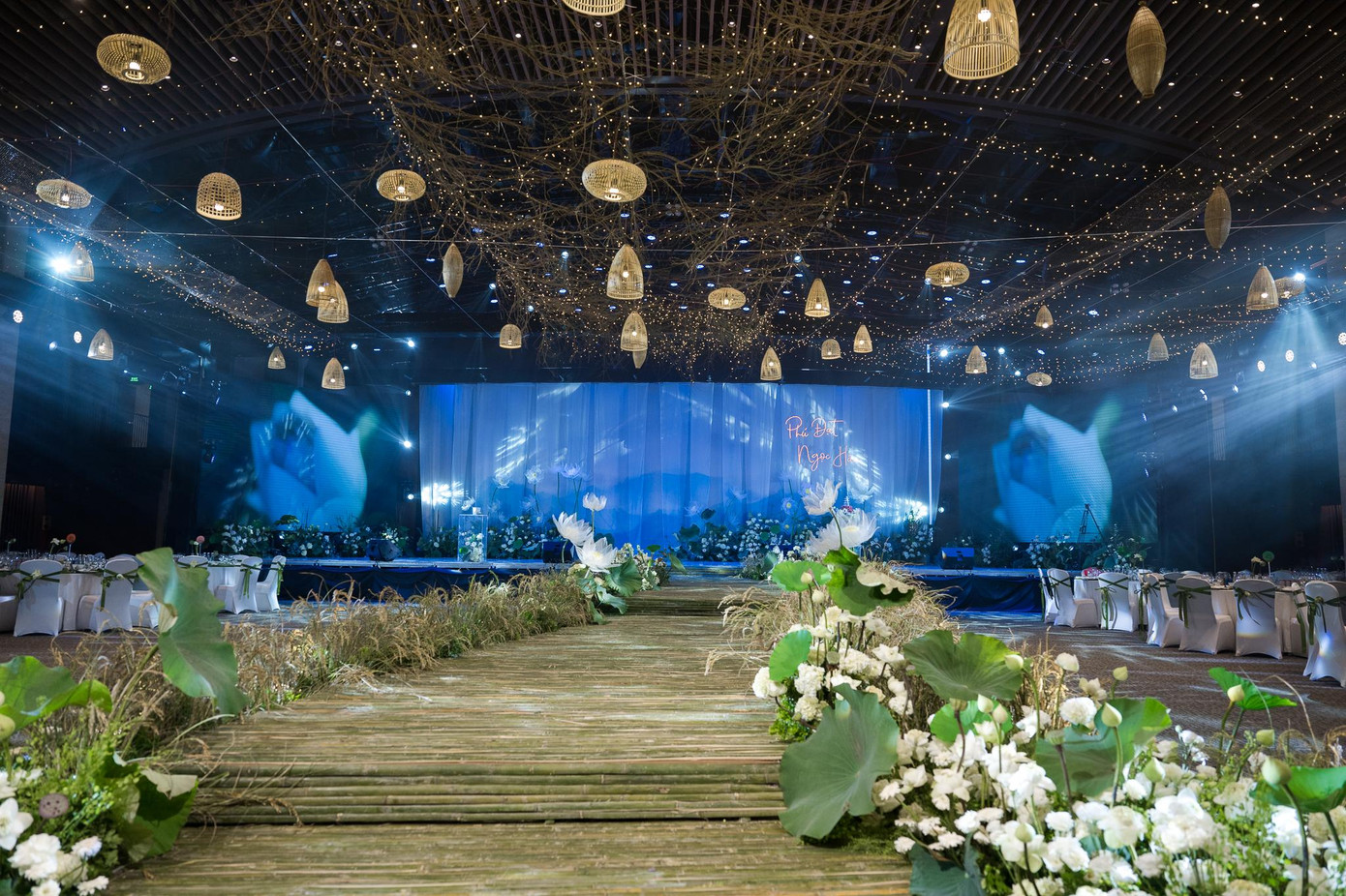 Sân khấu chính được thiết kế đặc biệt như một đầm sen vào buổi sáng tinh sương. Backdrop được tạo nên từ những tấm lụa tơ mỏng, layer nhiều lớp tạo hình khối và hiệu ứng như một màn sương mỏng nhẹ.