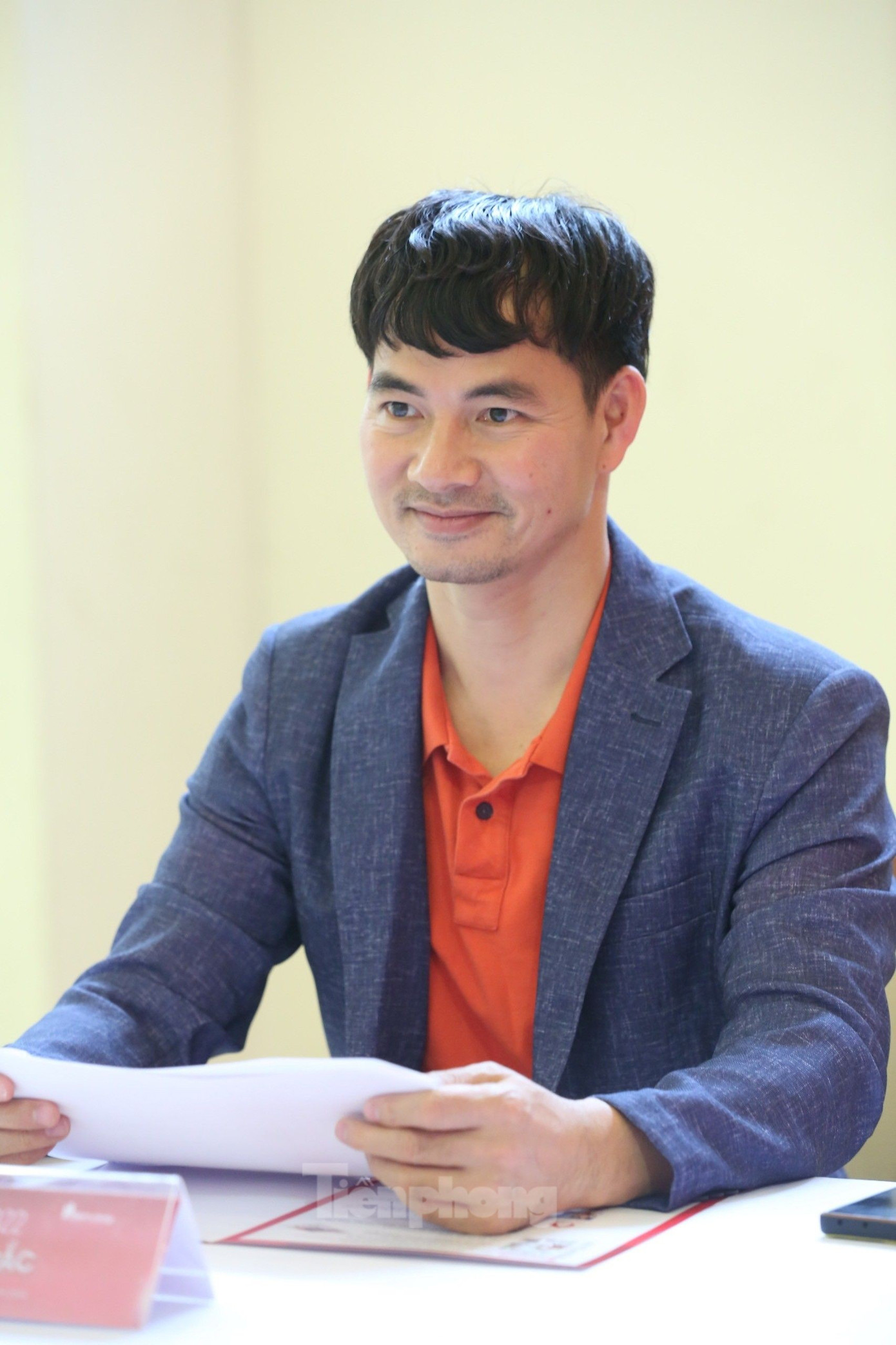 Giám khảo Xuân Bắc trong phần chấm mặt mộc của thí sinh tại vòng Chung kết. Ảnh: TRỌNG TÀI.