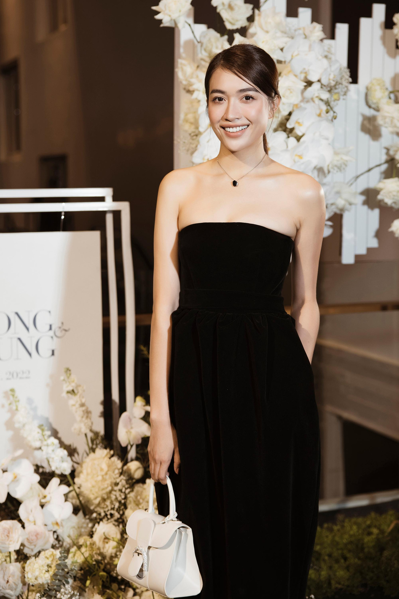 Á hậu Lệ Hằng ngày càng quyến rũ, mặn mà. Cô là một trong những á hậu kín tiếng trong chuyện đời tư. Lệ Hằng chưa từng chia sẻ về bạn trai. Khi được hỏi chuyện tình yêu, cô nói: "Mọi người luôn mặc định hoa hậu, á hậu cặp với đại gia. Nhưng thực sự, tôi muốn gọi đó là những doanh nhân thành đạt, vì họ phải thông minh, tài giỏi mới thành công và giàu có như thế. Do đó, họ có quyền lựa chọn những cô gái xinh đẹp".