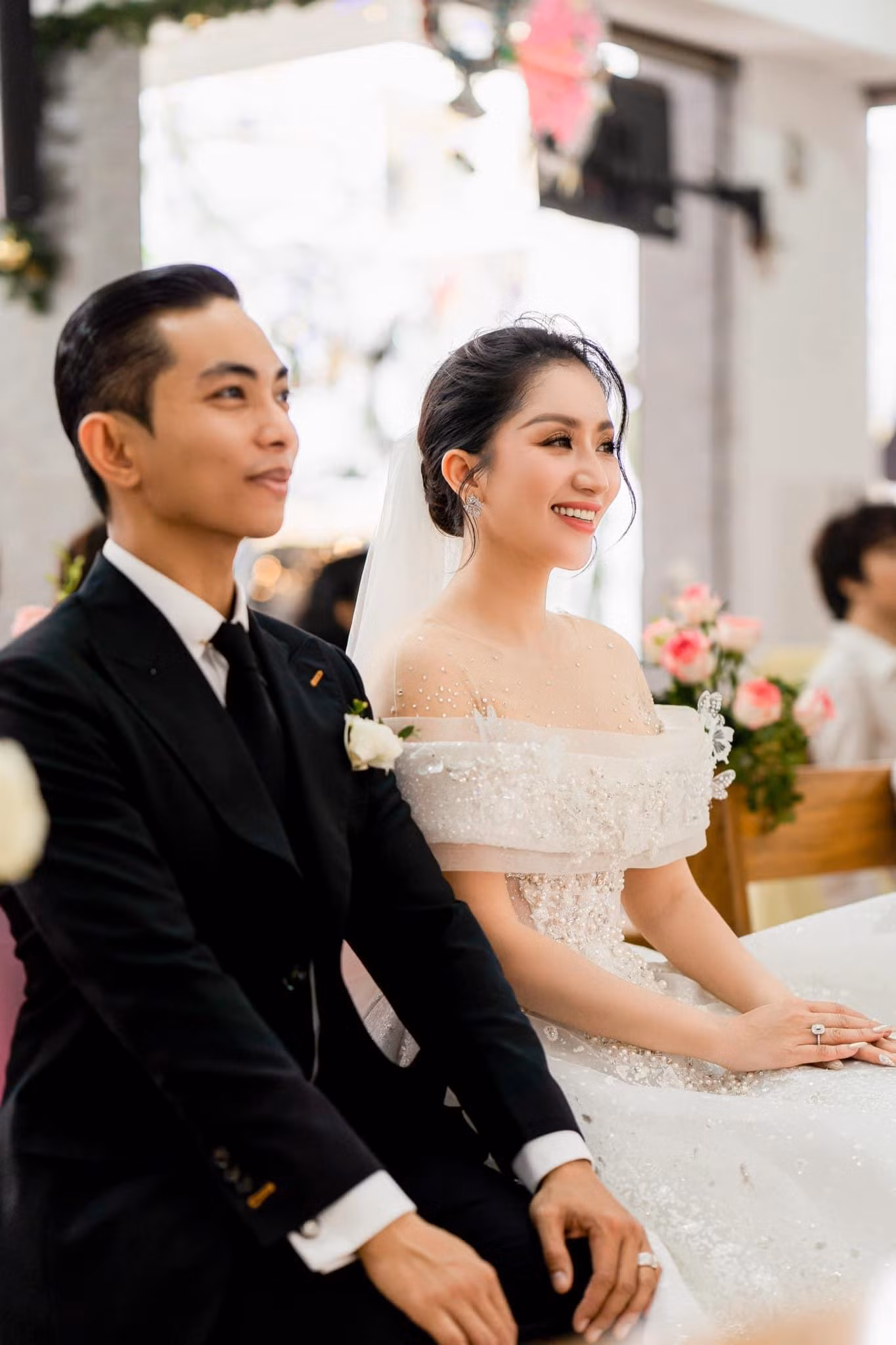 Khánh Thi và Phan Hiển trong hôn lễ tại nhà thờ ngày 17/12. Ảnh: FBNV. Khánh Thi và Phan Hiển trong hôn lễ tại nhà thờ ngày 17/12. Ảnh: FBNV.