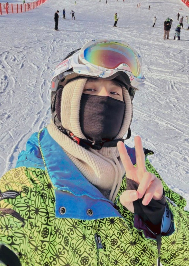 Trịnh Thăng Bình và Hiền Hồ vướng tin hẹn hò khi đăng ảnh trượt tuyết tại Hàn Quốc.