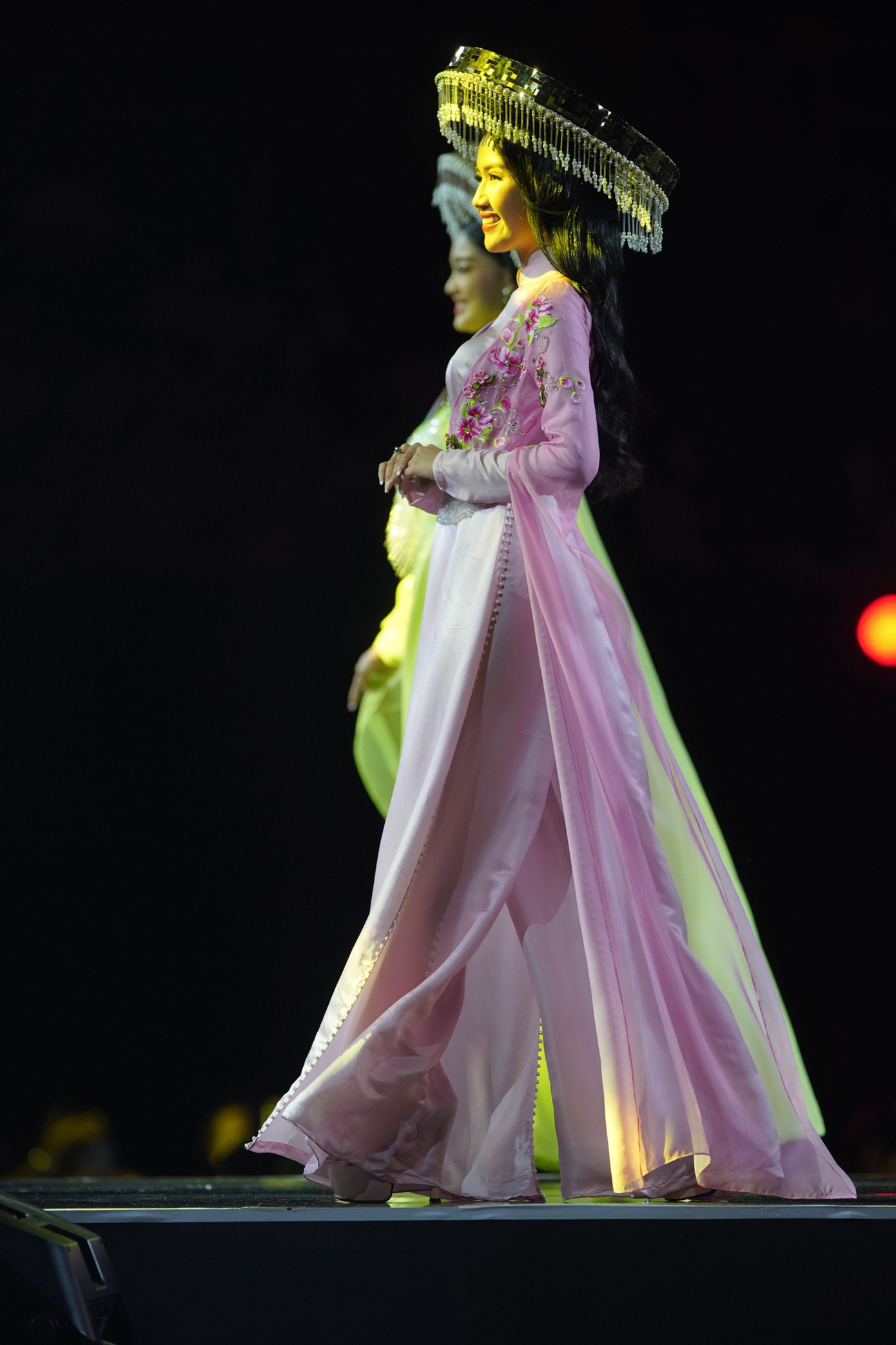 Các thiết kế áo dài của NTK Ngô Nhật Huy mang tên Thoáng Tây Bắc có tông màu nhẹ nhàng, thơ mộng tựa vẻ đẹp của thiên nhiên Tây Bắc.