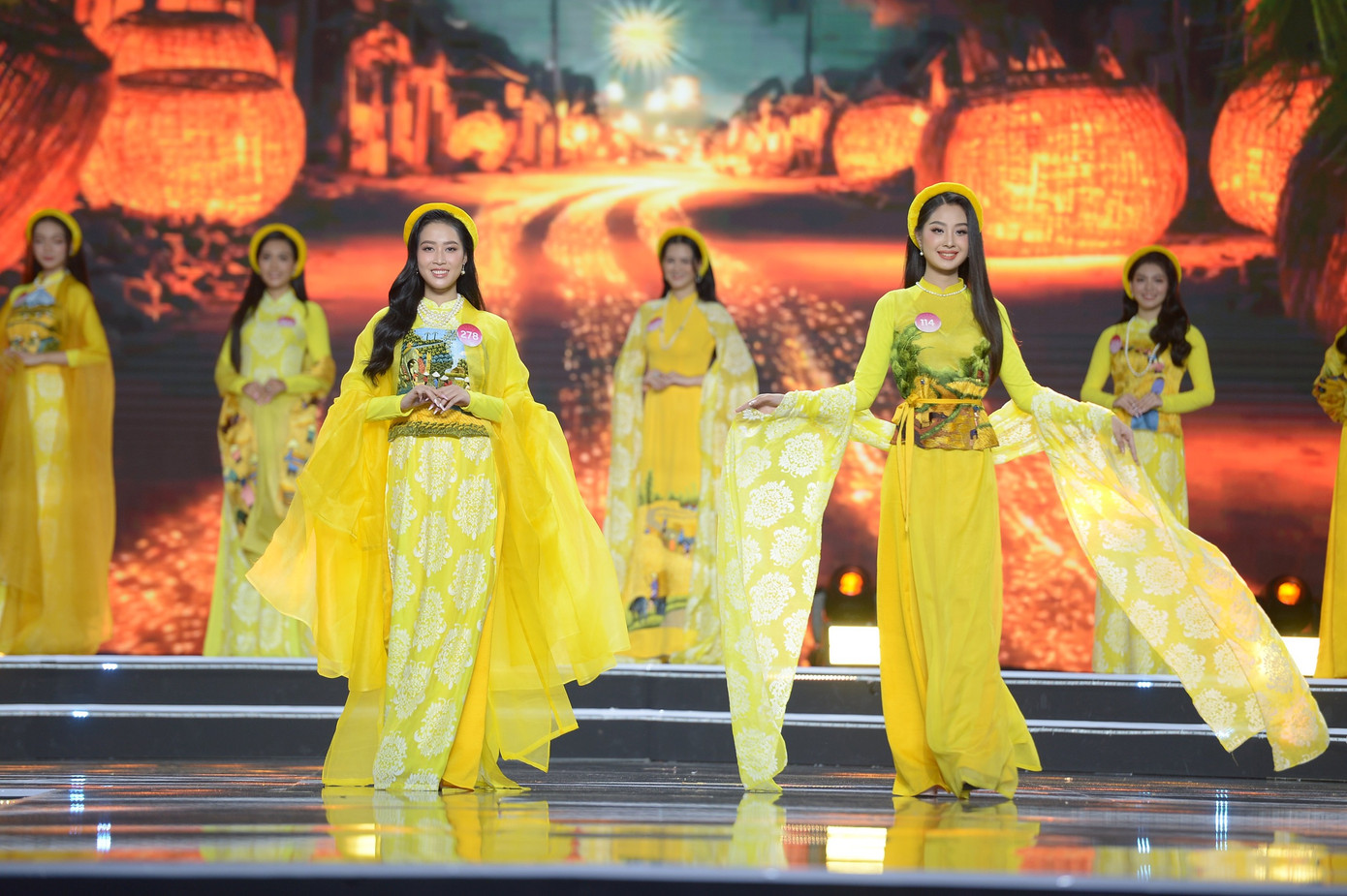 Đây cũng là phần thi mở đầu đêm chung kết Hoa hậu Việt Nam 2022. 35 thí sinh được chia làm 7 nhóm, trình diễn những bộ sưu tập áo dài khác nhau, gồm Bức họa đồng quê của NTK Bảo Bảo, Thoáng Tây Bắc của Ngô Nhật Huy, Mùa gặt của Vũ Việt Hà và Việt Nam tôi của Đinh Văn Thơ.