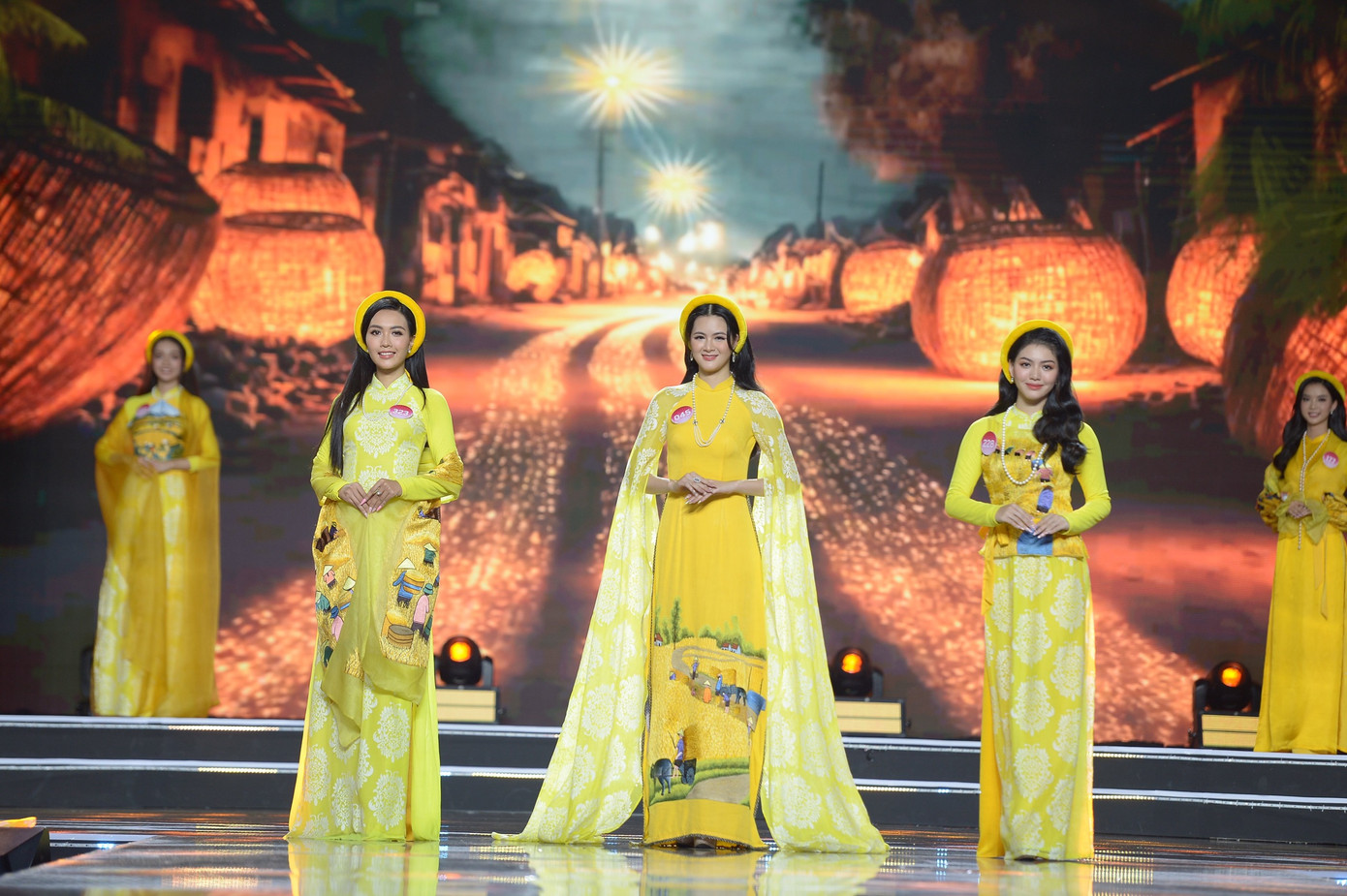 Với các kiểu dáng, chủ đề, màu sắc khác nhau, 35 cô gái đã thể hiện khả năng trình diễn đa dạng, biến hoá.