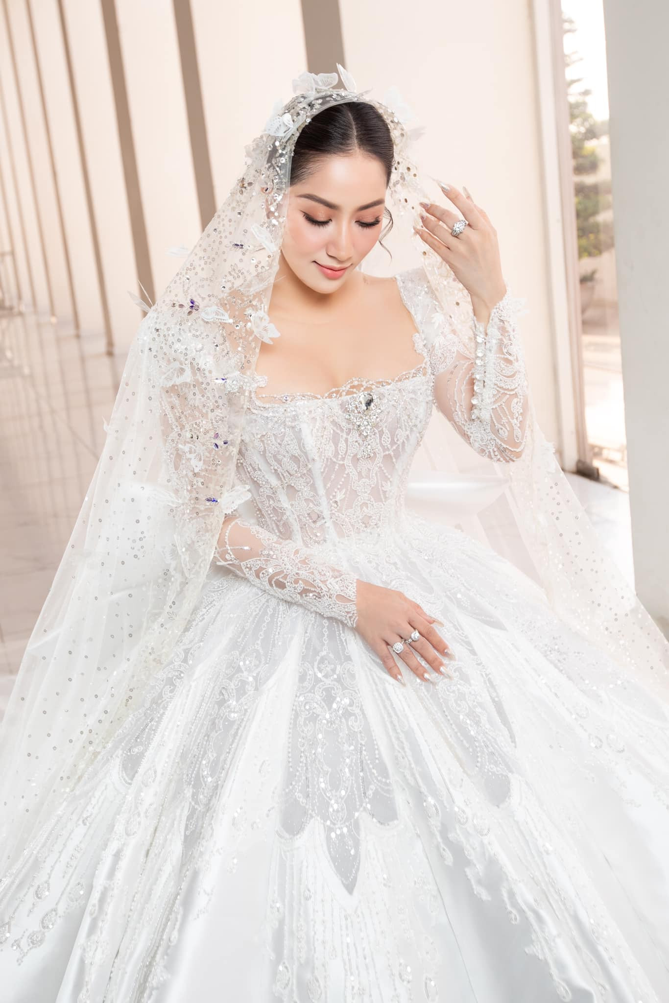 "Đối với anh, em là người phụ nữ mạnh mẽ, quyết đoán nhưng thực ra anh biết em chỉ cố tỏ ra mạnh mẽ. Dù em có giỏi giang như thế nào nhưng khi về nhà em vẫn là người phụ nữ yếu đuối. Anh thấy em khóc rất nhiều. Anh không muốn nhìn em khóc và anh hy vọng từ thời điểm này anh sẽ là bờ vai vững chắc cho em" - Phan Hiển bật khóc nói với bà xã. "Đối với anh, em là người phụ nữ mạnh mẽ, quyết đoán nhưng thực ra anh biết em chỉ cố tỏ ra mạnh mẽ. Dù em có giỏi giang như thế nào nhưng khi về nhà em vẫn là người phụ nữ yếu đuối. Anh thấy em khóc rất nhiều. Anh không muốn nhìn em khóc và anh hy vọng từ thời điểm này anh sẽ là bờ vai vững chắc cho em" - Phan Hiển bật khóc nói với bà xã.