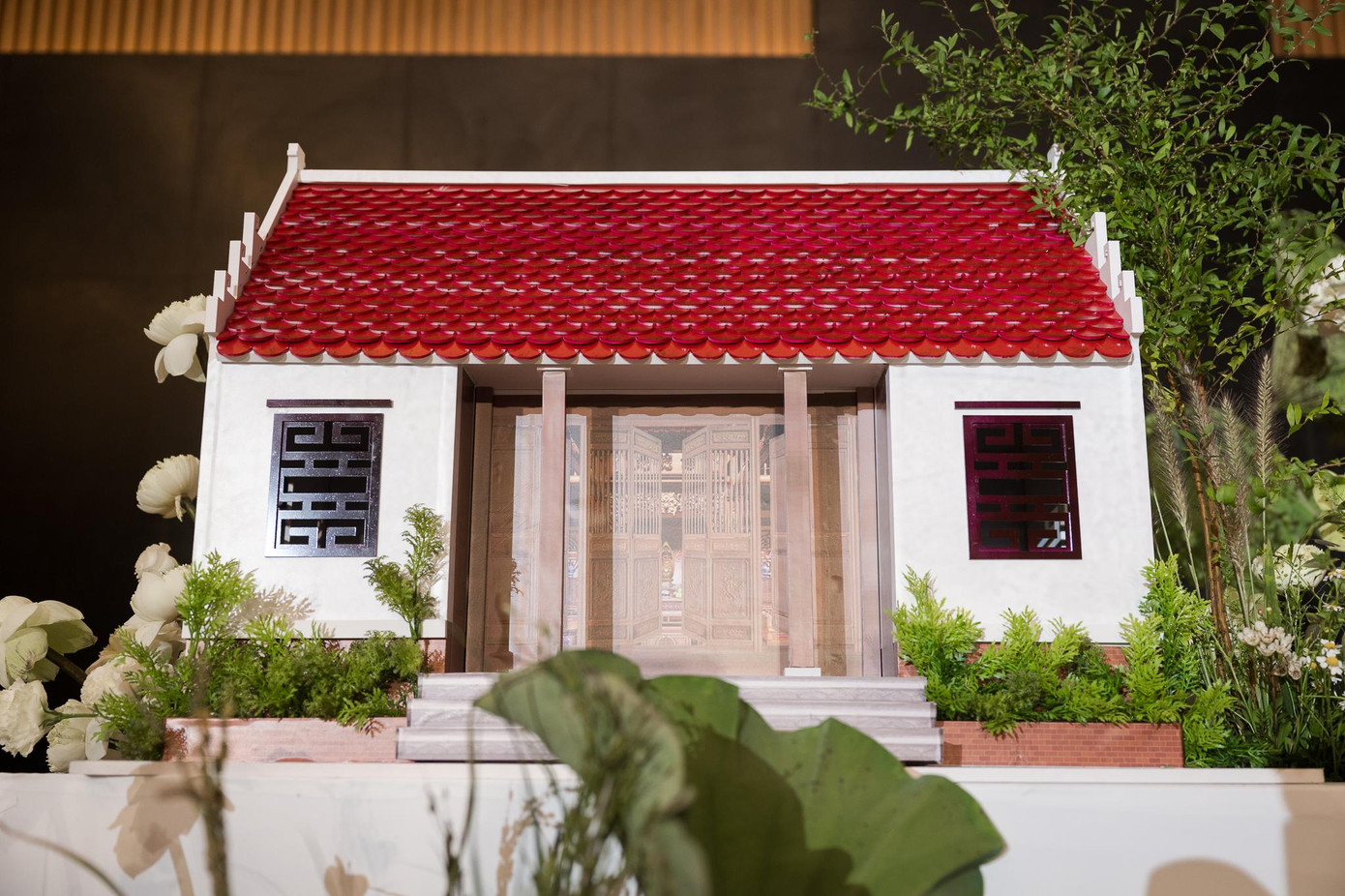 Điểm đặc biệt nhất là hình ảnh ngôi nhà cổ được tái hiện ngay trong không gian tiệc cưới. Bộ cửa được mượn từ một ngôi nhà cổ gần 100 năm ở Bắc Ninh.