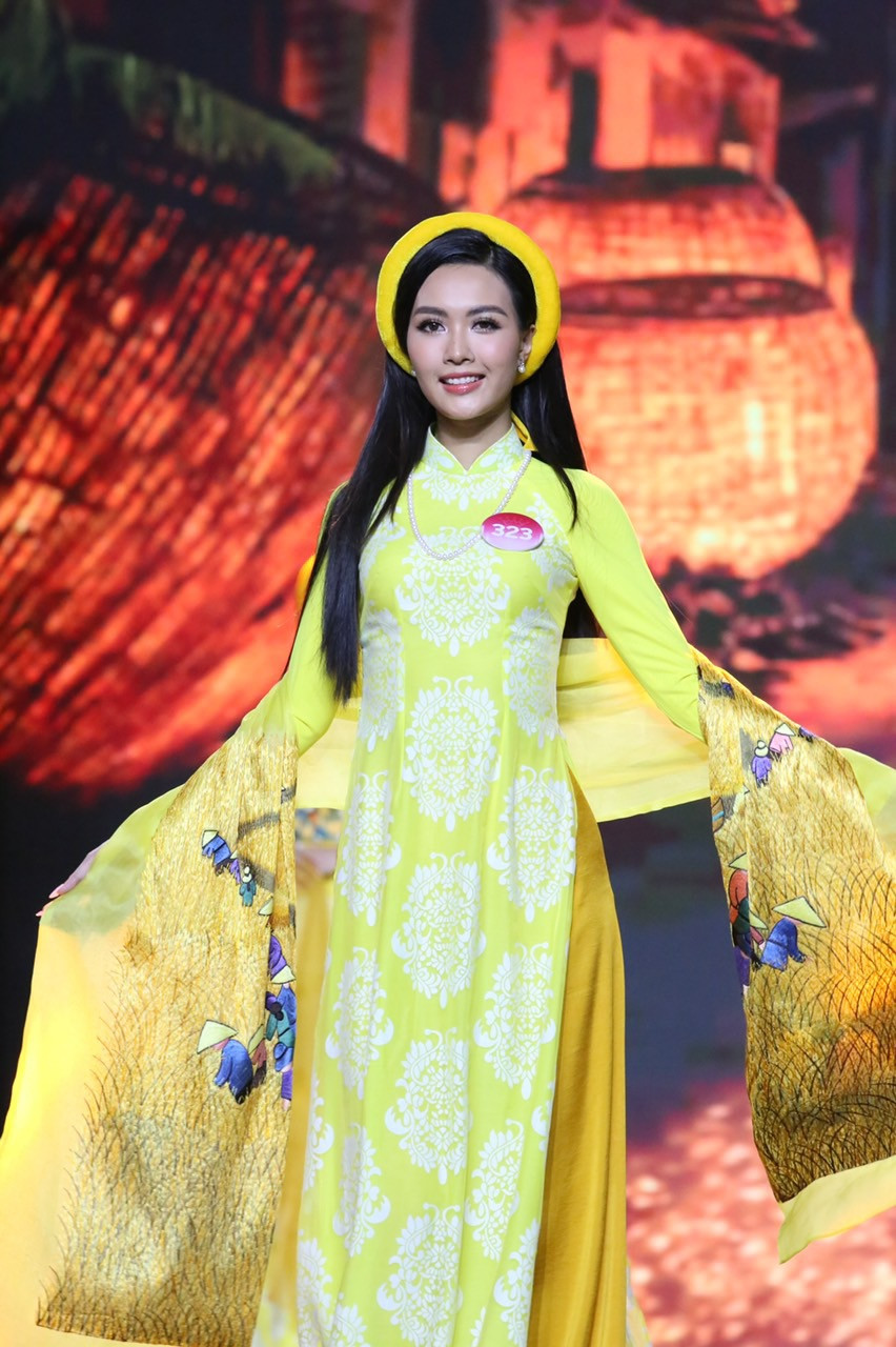 Với tông màu vàng chủ đạo, được cắt may trên nền vải tơ lụa in họa tiết hoa sen cách điệu, giúp tôn lên vẻ thướt tha cho các thí sinh khi trình diễn. Thí sinh Nguyễn Thị Thanh Tâm (SBD 323) và thí sinh Hoàng Hương Giang (SBD 177).