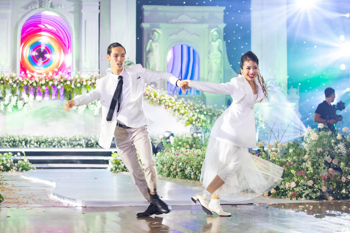 Tiệc khiêu vũ trở thành "đặc sản" trong đám cưới Khánh Thi – Phan Hiển. Tiệc khiêu vũ trở thành "đặc sản" trong đám cưới Khánh Thi – Phan Hiển.