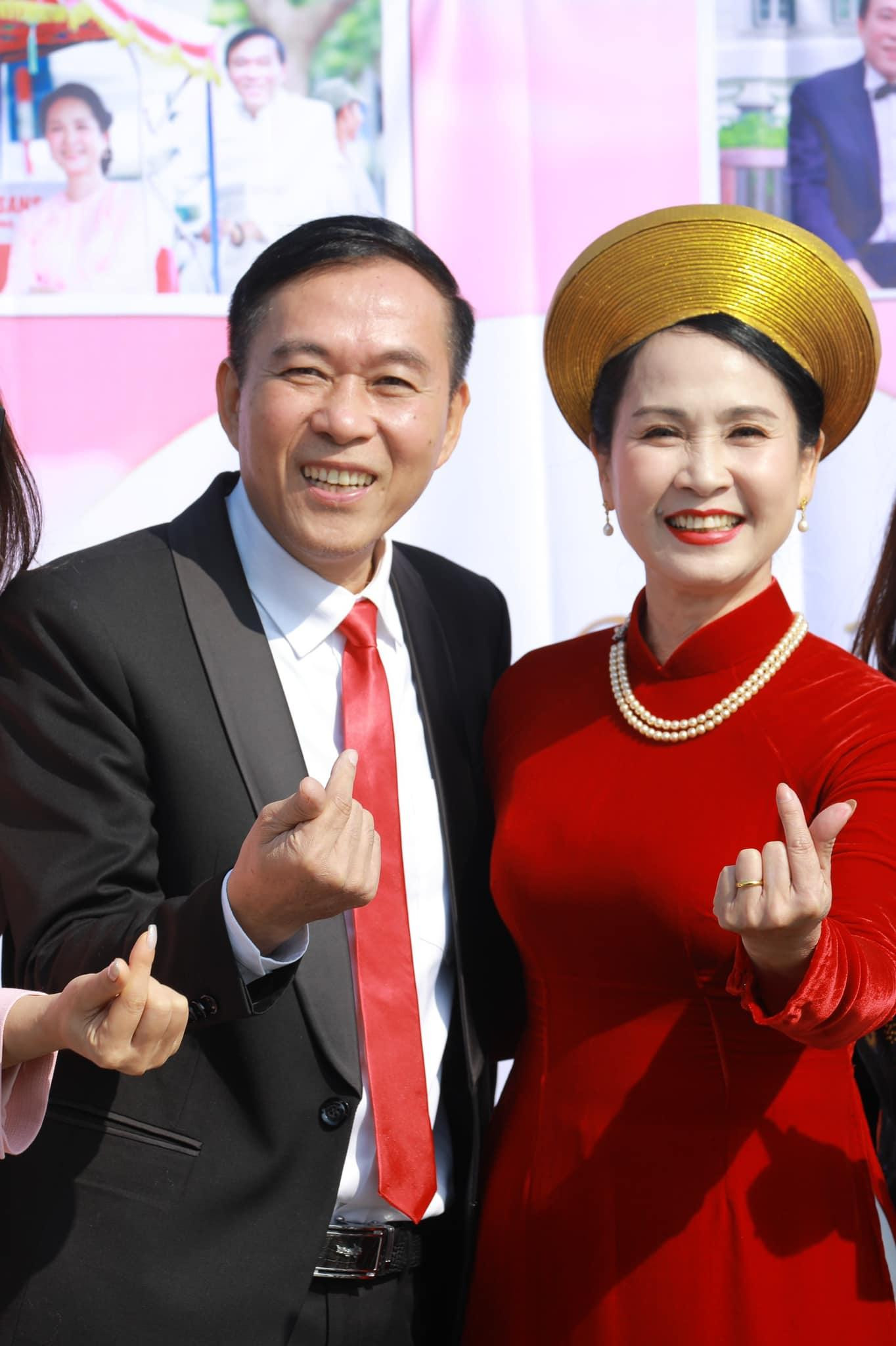 Nghệ sĩ Lan Hương - Đỗ Kỷ tái hiện hình ảnh trong đám cưới 35 năm trước.