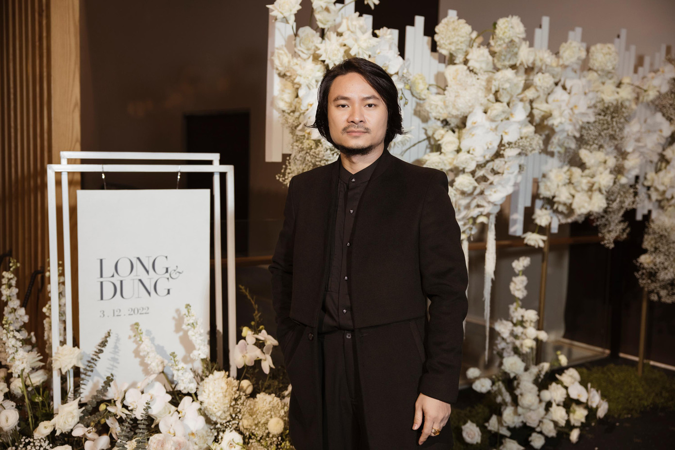 Đạo diễn Hoàng Nhật Nam lẻ bóng khi thiếu sự đồng hành của bà xã Phạm Kim Dung. Hiện tại, anh gấp rút chuẩn bị kịch bản và sân khấu cho chung kết Hoa hậu Việt Nam 2022.