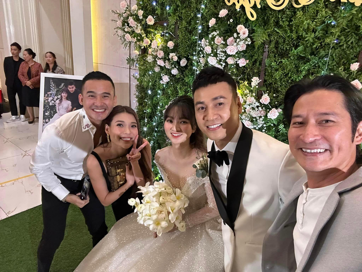 Huy Khánh, Thúy Diễm, Lương Thế Thành dự đám cưới Ngọc Thuận. Ảnh: FBNV.
