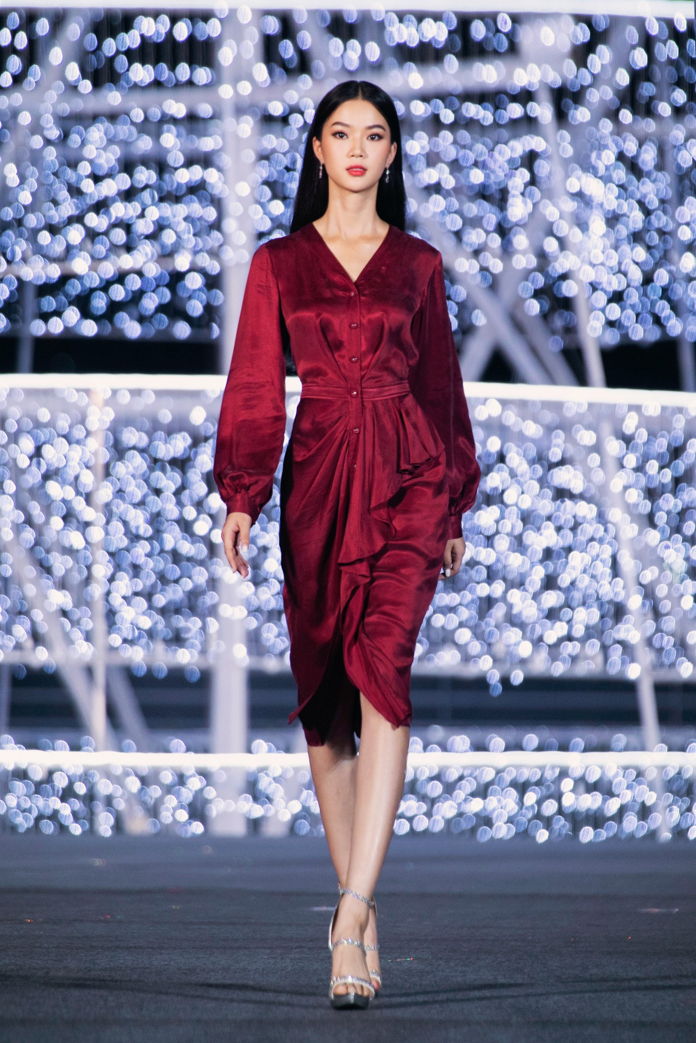 Sau thời gian tập luyện, Hoàng Hương Giang cố gắng thay đổi hình thể và đạt được số đo 78-57-90 cm. Sau thời gian tập luyện, Hoàng Hương Giang cố gắng thay đổi hình thể và đạt được số đo 78-57-90 cm.