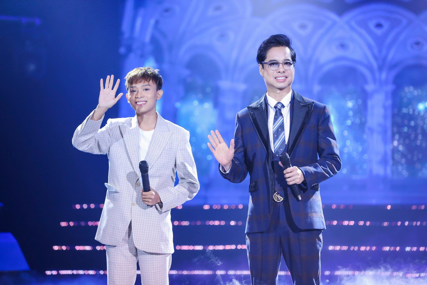 Hồ Văn Cường nhận được sự đỡ đầu của danh ca Ngọc Sơn và bầu Thụy. Ảnh: NVCC.