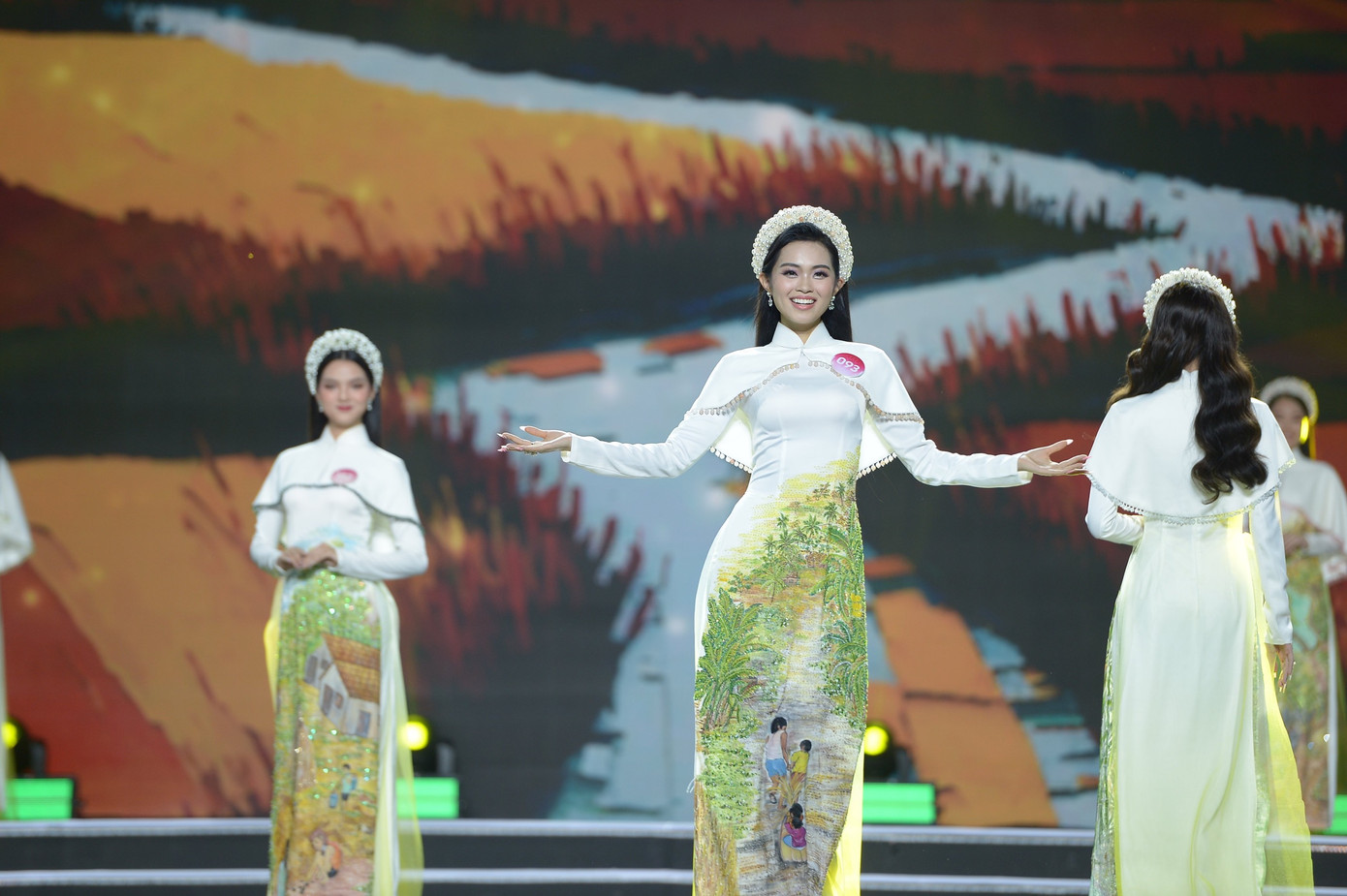 Bằng việc ứng dụng kỹ thuật vẽ trên vải, nhà thiết kế đã giúp cho áo dài truyền thống Việt Nam càng thêm phần độc đáo và ý nghĩa. Trong ảnh là thí sinh Nguyễn Phương Anh (SBD 093).