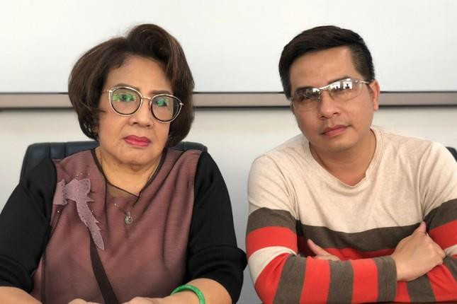 NSND Lệ Thủy và con trai là ca sĩ Dương Đình Trí tại buổi gặp gỡ báo chí ngày 16/12.