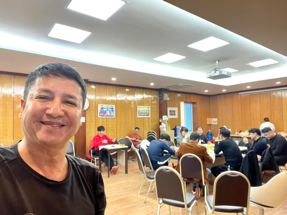 Táo quân 2023 bắt đầu khởi động và có lịch tập luyện từ ngày 16/12. Hiện tại, kịch bản cho từng nhân vật đã lên khung cơ bản hoàn chỉnh. Tuy nhiên, từng lời thoại và nội dung kịch bản vẫn có thể điều chỉnh, bổ sung qua từng buổi tập. Theo nghệ sĩ Chí Trung, lịch tập luyện Táo quân 2023 căng thẳng. Các nghệ sĩ thường tập luyện từ đêm đến sáng. Liên hệ với nghệ sĩ Chí Trung lúc 9h30 sáng 27/12, anh cho biết vừa trở về nhà sau buổi tập. Táo quân 2023 bắt đầu khởi động và có lịch tập luyện từ ngày 16/12. Hiện tại, kịch bản cho từng nhân vật đã lên khung cơ bản hoàn chỉnh. Tuy nhiên, từng lời thoại và nội dung kịch bản vẫn có thể điều chỉnh, bổ sung qua từng buổi tập. Theo nghệ sĩ Chí Trung, lịch tập luyện Táo quân 2023 căng thẳng. Các nghệ sĩ thường tập luyện từ đêm đến sáng. Liên hệ với nghệ sĩ Chí Trung lúc 9h30 sáng 27/12, anh cho biết vừa trở về nhà sau buổi tập.