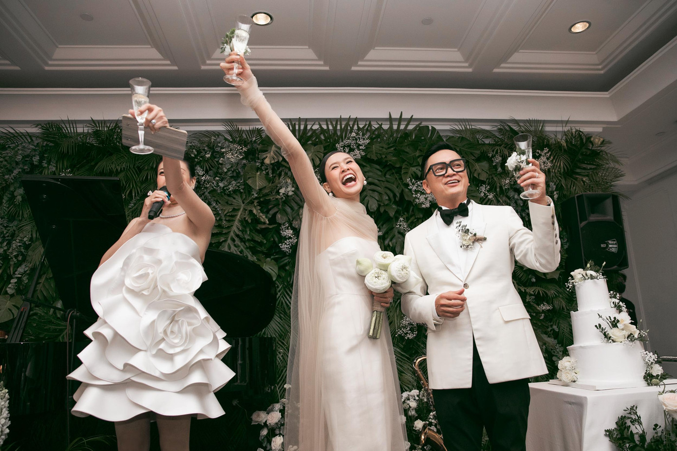 Hiện, họ sống và làm việc tại Mỹ. Tuy nhiên, họ muốn tổ chức đám cưới ở quê nhà. “Gia đình, mẹ tôi hiện vẫn còn sống tại quê nhà Bến Tre. Bên cạnh đó, chúng tôi luôn nghĩ niềm vui trọn vẹn khi tiệc cưới diễn ra trên chính quê hương. Đặc biệt nơi đây chúng tôi có gia đình, có những người bạn tuyệt vời chứng kiến, đã giúp cuộc tình đi đến được cột mốc quan trọng hôm nay”, Dương Mỹ Linh chia sẻ.