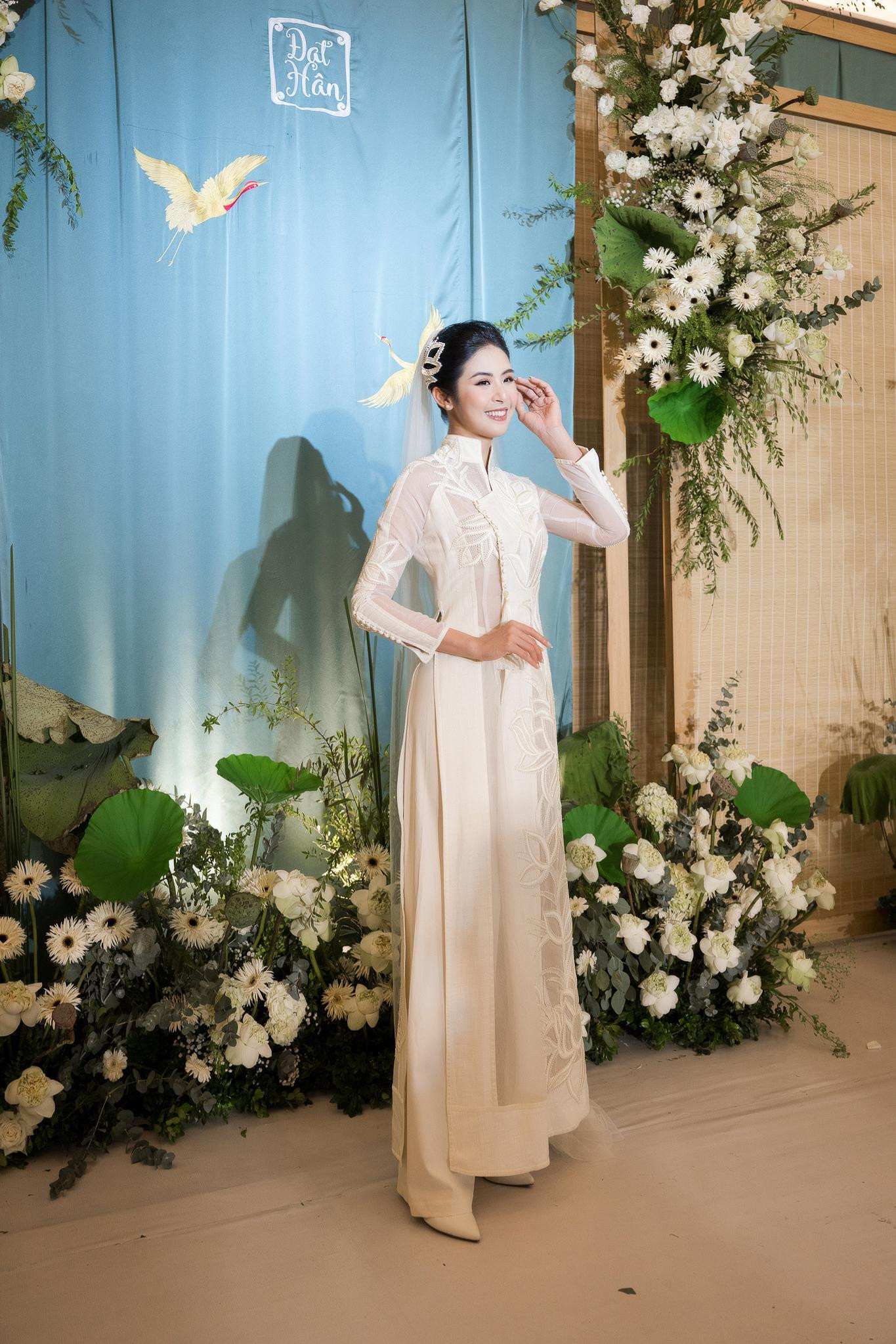 Khoảnh khắc cô bịn rịn bên mẹ đẻ trước thời khắc quan trọng trong cuộc đời