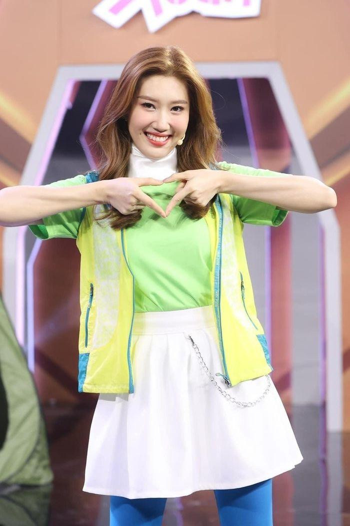 Thúy Ngân mặc áo cao cổ che vết thương khi xuất hiện trên truyền hình thời gian gần đây. Ảnh: FBNV.