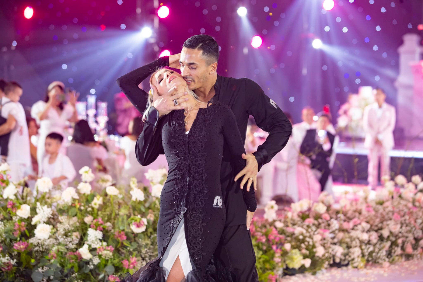 Cặp vũ công Gabriele Goffredo - Anna Matus có mặt trong hôn lễ của Khánh Thi và mang tới màn khiêu vũ với những động tác quyến rũ. Họ là bạn thân của Khánh Thi và Phan Hiển, từng đạt giải vô địch thế giới khi thi đấu dancesport. Cặp vũ công Gabriele Goffredo - Anna Matus có mặt trong hôn lễ của Khánh Thi và mang tới màn khiêu vũ với những động tác quyến rũ. Họ là bạn thân của Khánh Thi và Phan Hiển, từng đạt giải vô địch thế giới khi thi đấu dancesport.