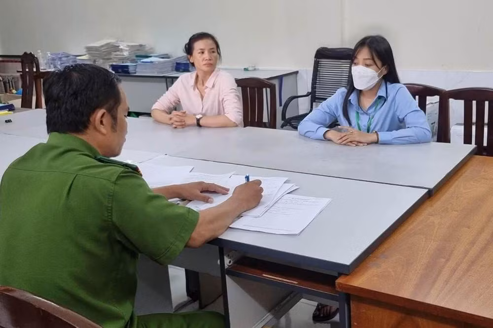 Công an lấy lời khai 2 bị can Nguyễn Thị Mai Nhi (trái) và Lê Thị Thu Hà (phải). Ảnh: CA Công an lấy lời khai 2 bị can Nguyễn Thị Mai Nhi (trái) và Lê Thị Thu Hà (phải). Ảnh: CA