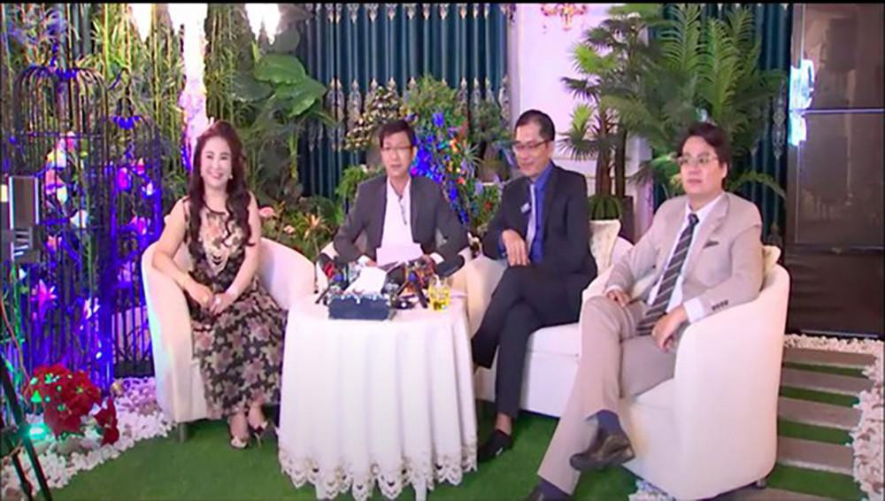 Công an đang mở rộng điều tra, làm rõ nội dung tố cáo của một số người đối với các khách mời xuất hiện trong các buổi livestream cùng bà Nguyễn Phương Hằng. Ảnh: Chụp màn hình Công an đang mở rộng điều tra, làm rõ nội dung tố cáo của một số người đối với các khách mời xuất hiện trong các buổi livestream cùng bà Nguyễn Phương Hằng. Ảnh: Chụp màn hình