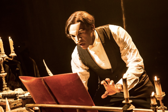 Quentin Oliver Lee trong vở Bóng ma trong nhà hát.