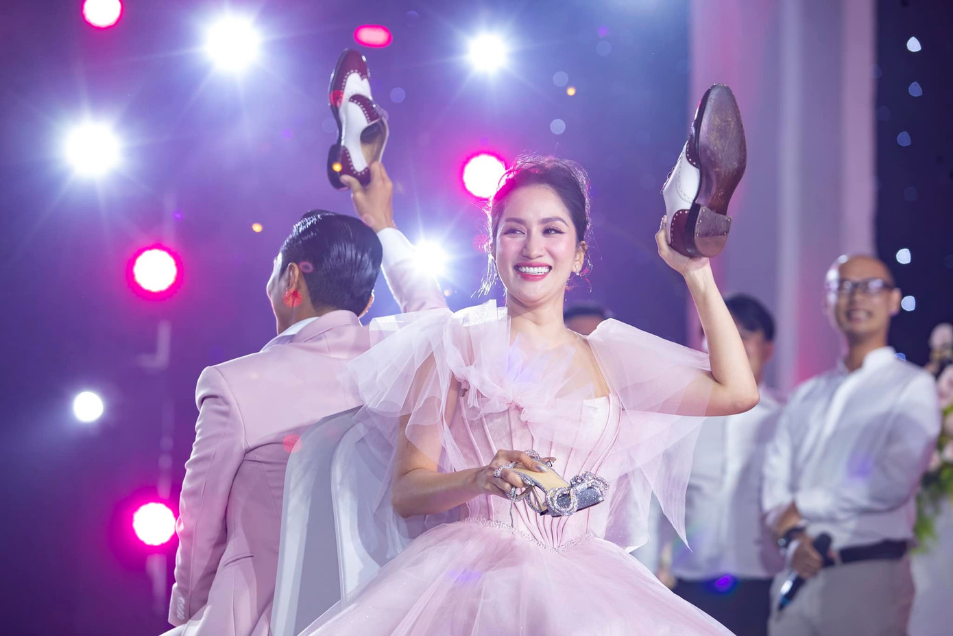 Cô dâu và chú rể có những phút thư giãn bên các nghệ sĩ khi chơi trò chơi đặt câu hỏi. Cô dâu và chú rể có những phút thư giãn bên các nghệ sĩ khi chơi trò chơi đặt câu hỏi.