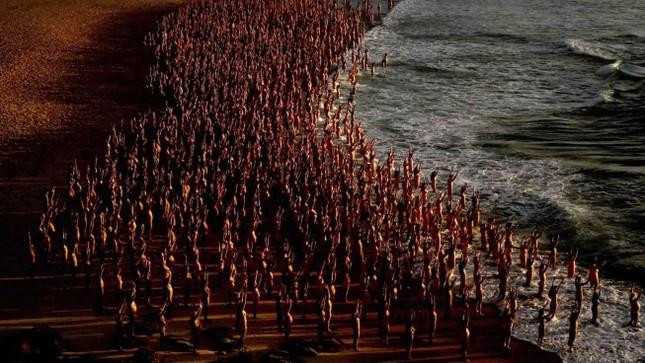 2.500 người tham gia chụp ảnh khỏa thân trên bãi biển Bondi. Ảnh: Getty Images.