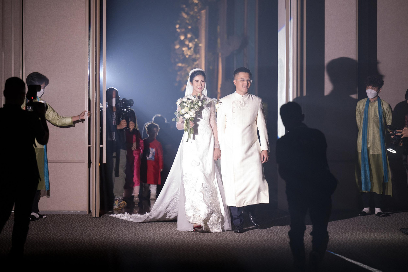 Sau video về chuyện tình hơn một thập kỷ, Hoa hậu Ngọc Hân và ông xã Phú Đạt xuất hiện ấn tượng trong tiếng đồng dao của các bé. Cả hai tiến về sân khấu chính, cùng thực hiện những nghi thức truyền thống trong lễ cưới diễn ra tối 10/12. Sau video về chuyện tình hơn một thập kỷ, Hoa hậu Ngọc Hân và ông xã Phú Đạt xuất hiện ấn tượng trong tiếng đồng dao của các bé. Cả hai tiến về sân khấu chính, cùng thực hiện những nghi thức truyền thống trong lễ cưới diễn ra tối 10/12.