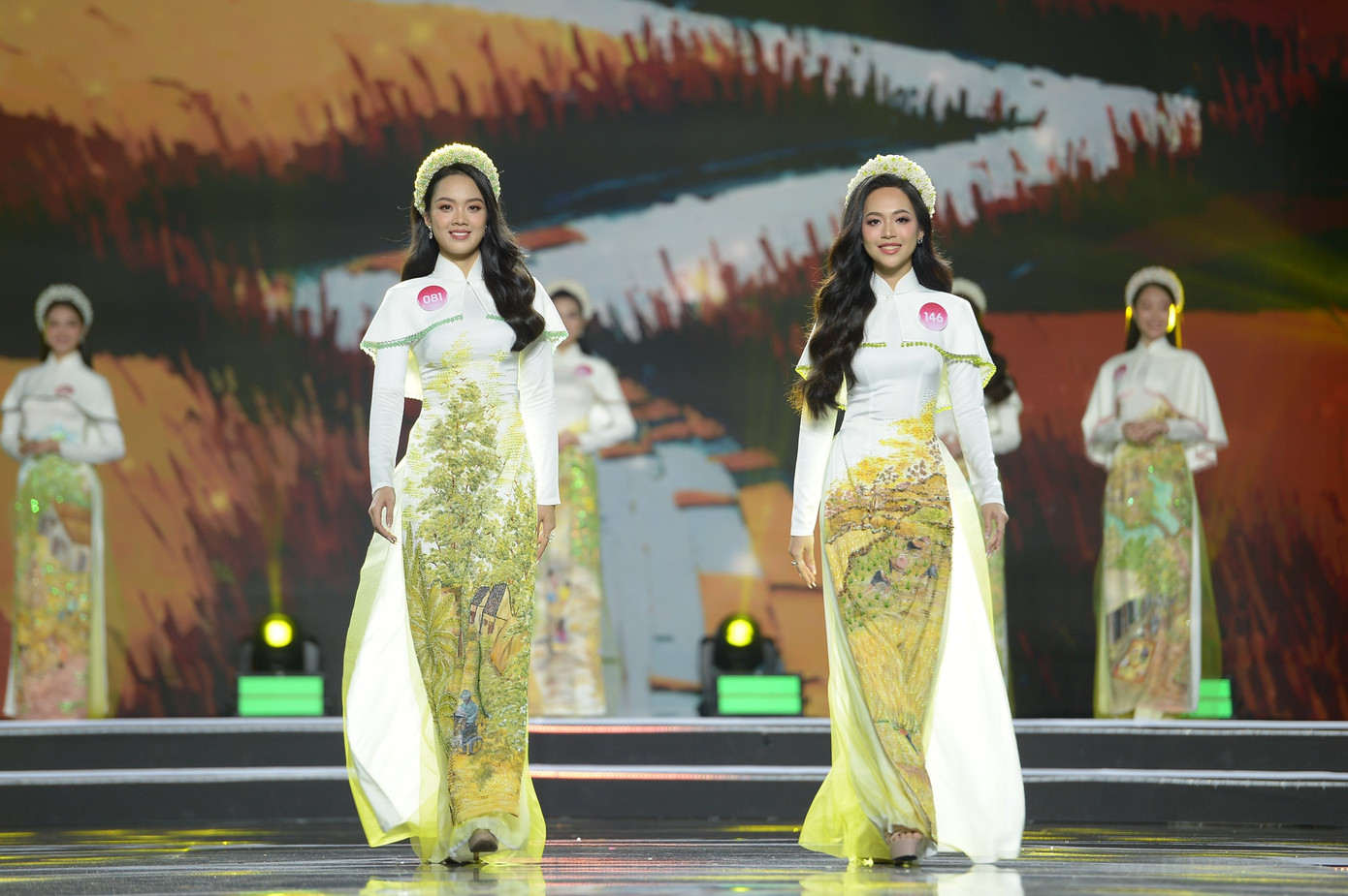 Hai cô gái thuộc nhóm thí sinh đầu tiên trình diễn trang phục áo dài đến từ bộ sưu tập mang tên Bức hoạ đồng quê của NTK Bảo Bảo. Bằng việc ứng dụng kỹ thuật vẽ trên vải, nhà thiết kế đã giúp cho áo dài truyền thống Việt Nam càng thêm phần độc đáo và ý nghĩa.