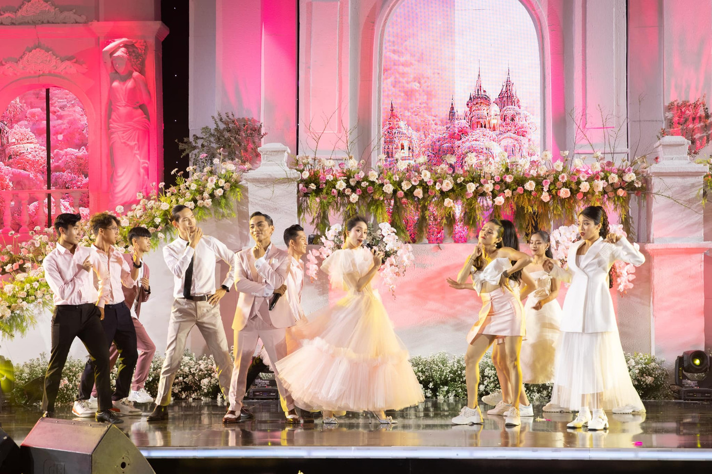 Khánh Thi và Phan Hiển cùng thể hiện ca khúc Cưới em về anh còn thương em không kết hợp vũ đạo bắt mắt. Khánh Thi và Phan Hiển cùng thể hiện ca khúc Cưới em về anh còn thương em không kết hợp vũ đạo bắt mắt.