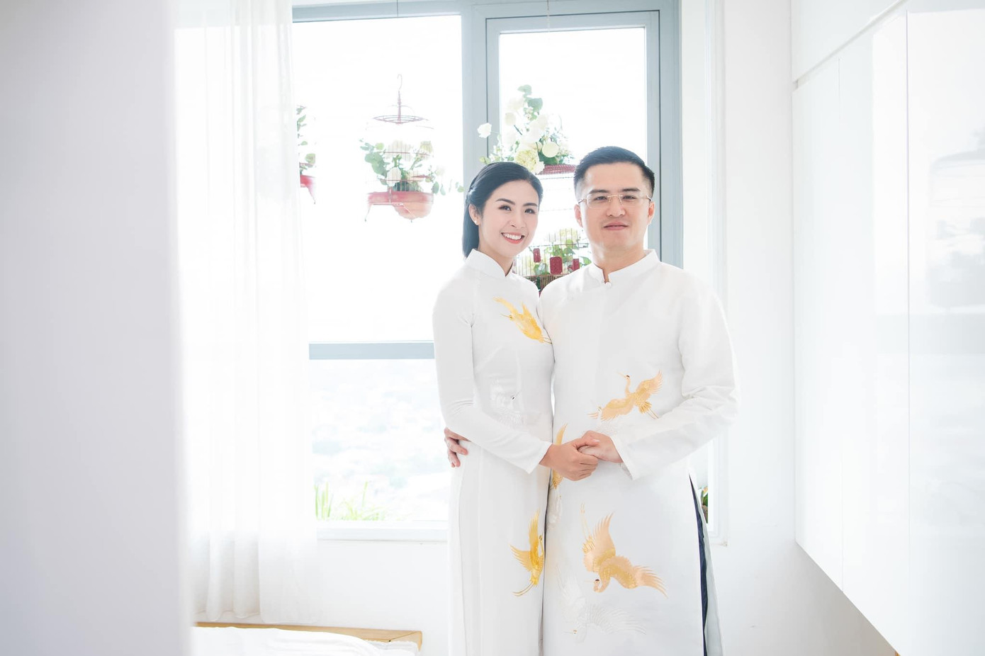 Hoa hậu Ngọc Hân và bạn trai trong lễ ăn hỏi ngày 27/11. Ảnh: NVCC.