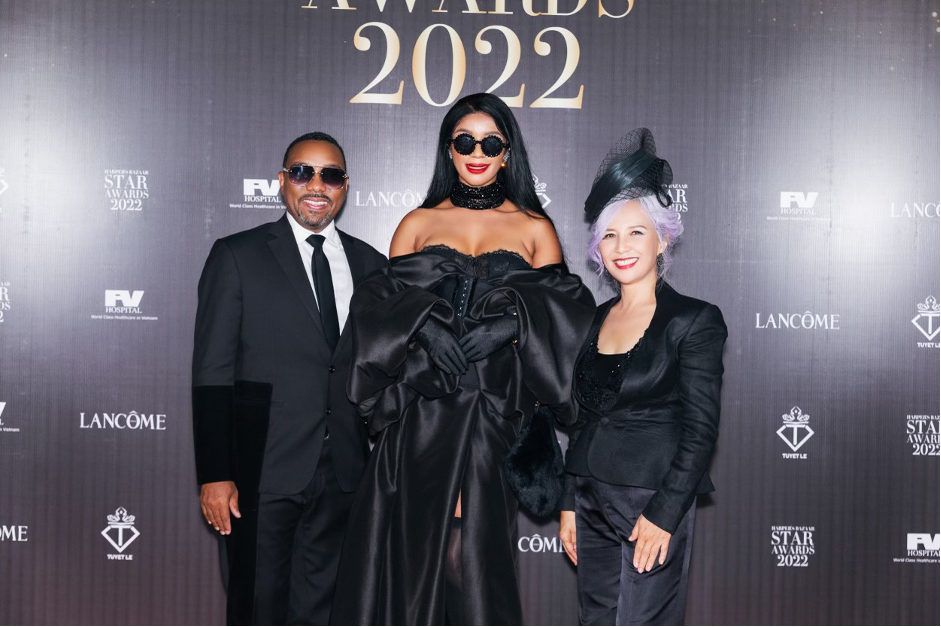 Bà Thiên Hương - Tổng biên tập tạp chí Harper’s Bazaar (ngoài cùng bên phải).